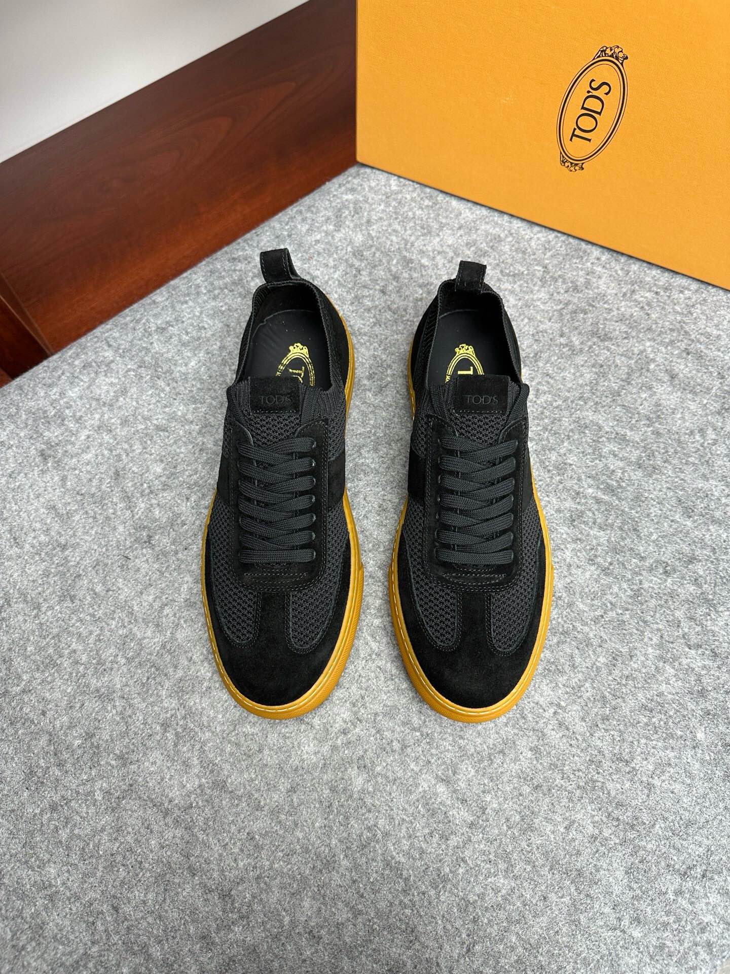 NO:216558,Brand TOD'S original color matching Size 39-44 Customized 45 Price Material Todds Men's New Casual Shoes Original single quality, men's flying-woven spliced ​​sneakers This TOD'S sneakers attract attention with a novel design, and rubber beans show the traditional brand elements. Made of suede leather with smooth leather, sewn fabric, soft touch, and TOD'S logo on the side. Imported cowhide upper   breathable mesh   combined rubber outsole, TOD'S casual shoes, Tod's, sneakers, cowhide19860909品牌TOD'S 颜色原版配色 码数39-44定做45 价格 材质托德斯男士 新款 休闲鞋 原单品质、男士飞织拼接运动鞋 本款TOD'S 运动鞋以新颖设计吸引眼球,橡胶豆豆尽显品牌传统元素.绒面皮革拼光滑皮革制成,拼缝织物,触感柔软,侧边饰以TOD'S 标识. 鞋面进口牛皮 透气网里 组合橡胶大底,TOD'S 休闲鞋,Tod's,sneakers,cowhide,Men's shoes