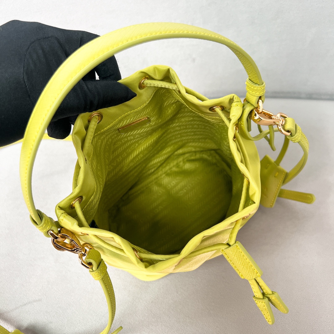 新款水桶包1BE067升级版这款水桶包采用进口尼龙面料顶级金色五金承载了品牌原汁原味独具非凡美感的表达配