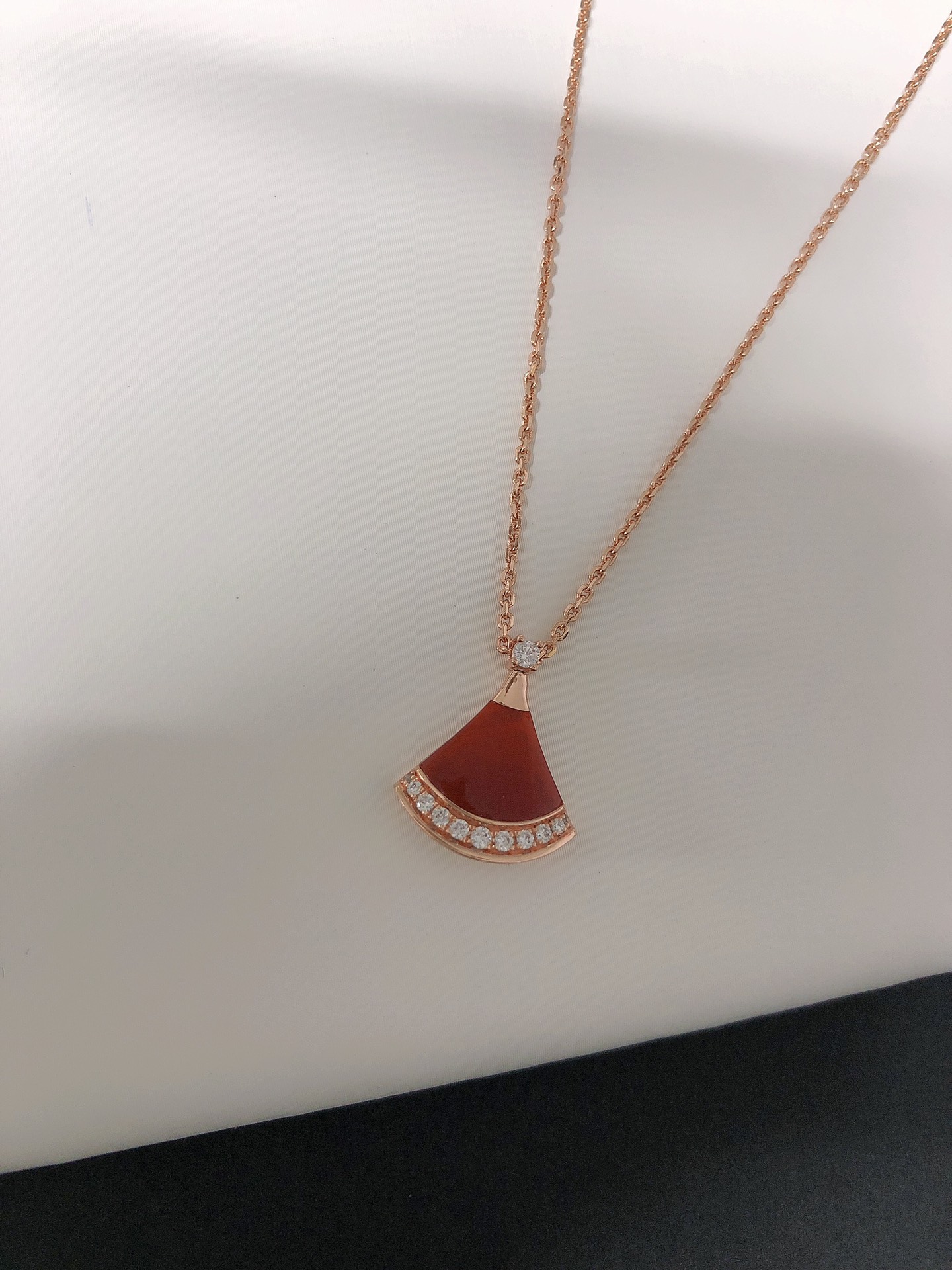 NO:669589,BV Baojia Chinese Valentine's Day Red Skirt Necklace. Red is the color of love. It also looks good with daily wear. It shows whiteness and temperament. The details are perfect. In stock. In stock. Bottega Veneta, skirts, necklace, Cartier high-end jewelry.19860909BV宝家七夕红裙子项链 红色是爱情的颜色 日常搭配也很好看,显白显气质 细节完美 现货现货现货,,bottega veneta,skirts,necklace,卡迪亚高端饰品,Jewelry