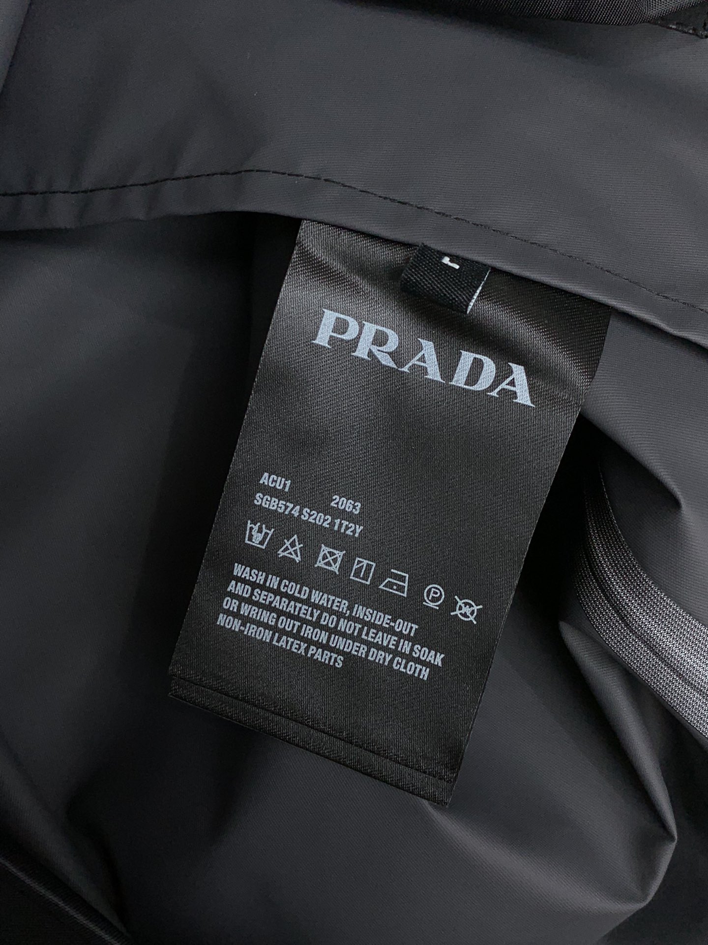 PRADA普拉达2024春季最新品专柜同步有售时尚休闲立领外套进口原版面料做工极为复杂唯一可以做代购级别