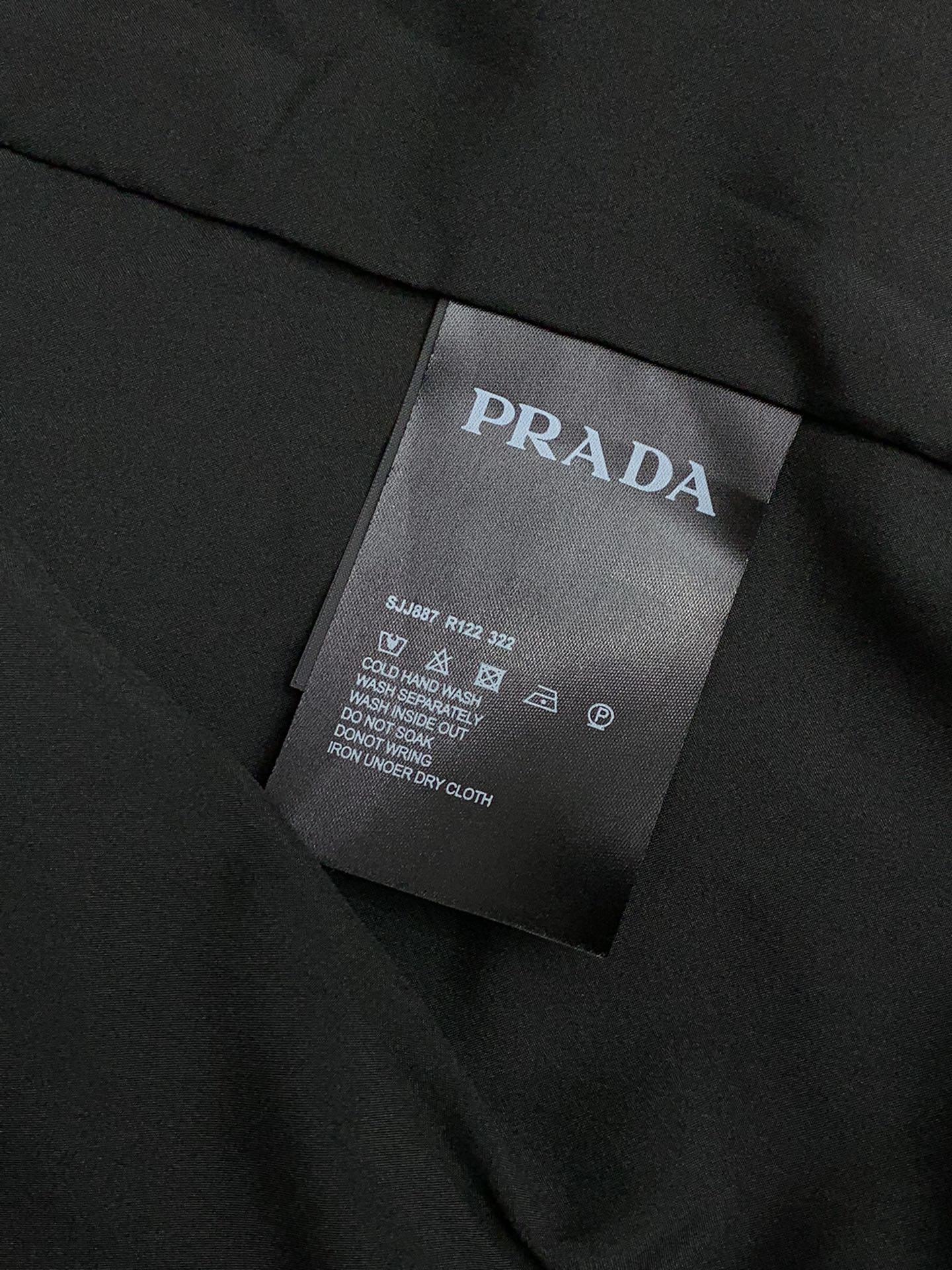 PRADA普拉达2024春季最新品专柜同步有售时尚休闲连帽外套进口原版面料做工极为复杂唯一可以做代购级别