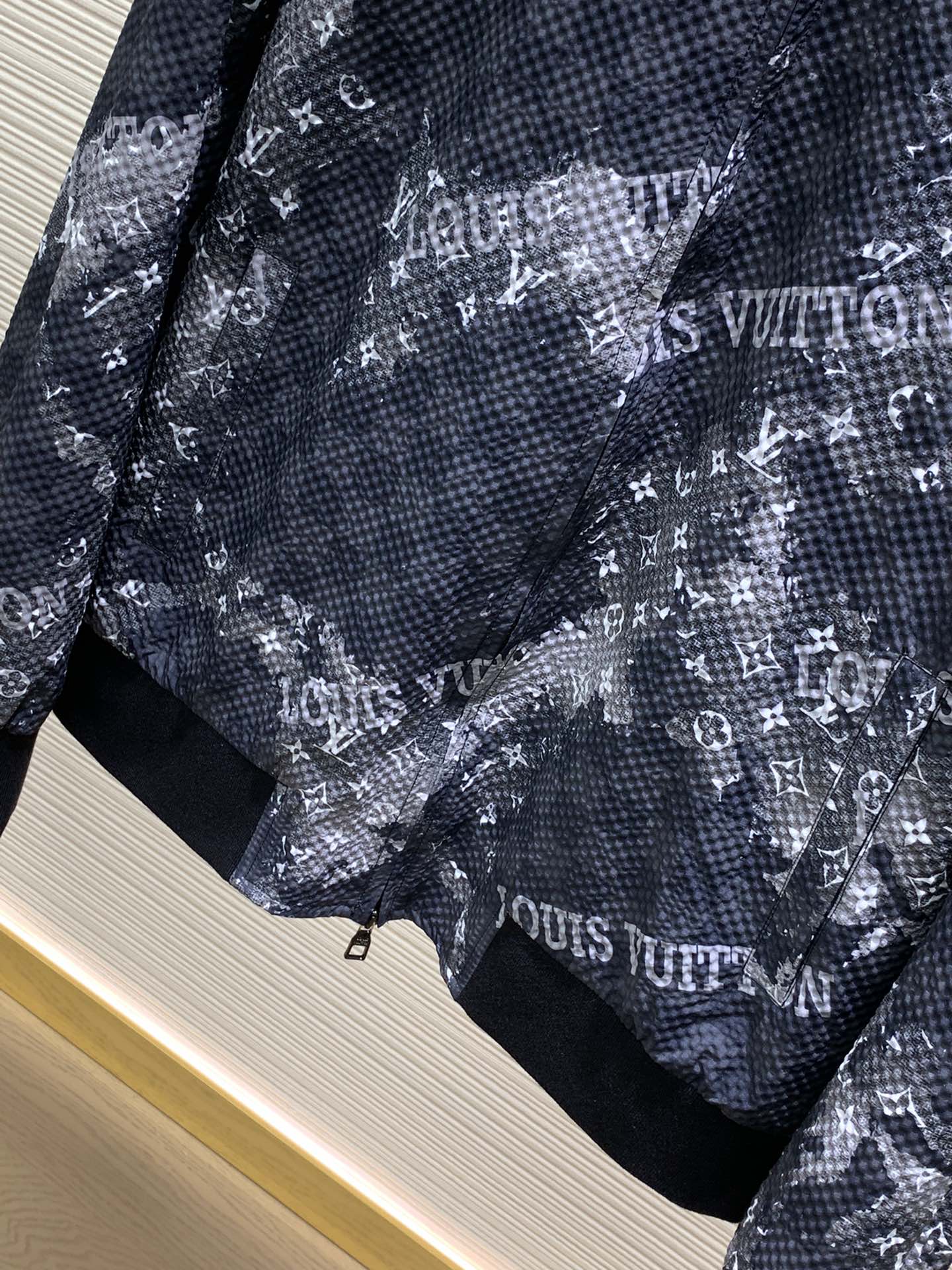  LV 2025春季新款夹克外套，秀场新品‼品相非常完美，舒适保暖，三标齐全色泽饱满诱人，非常出彩的设计