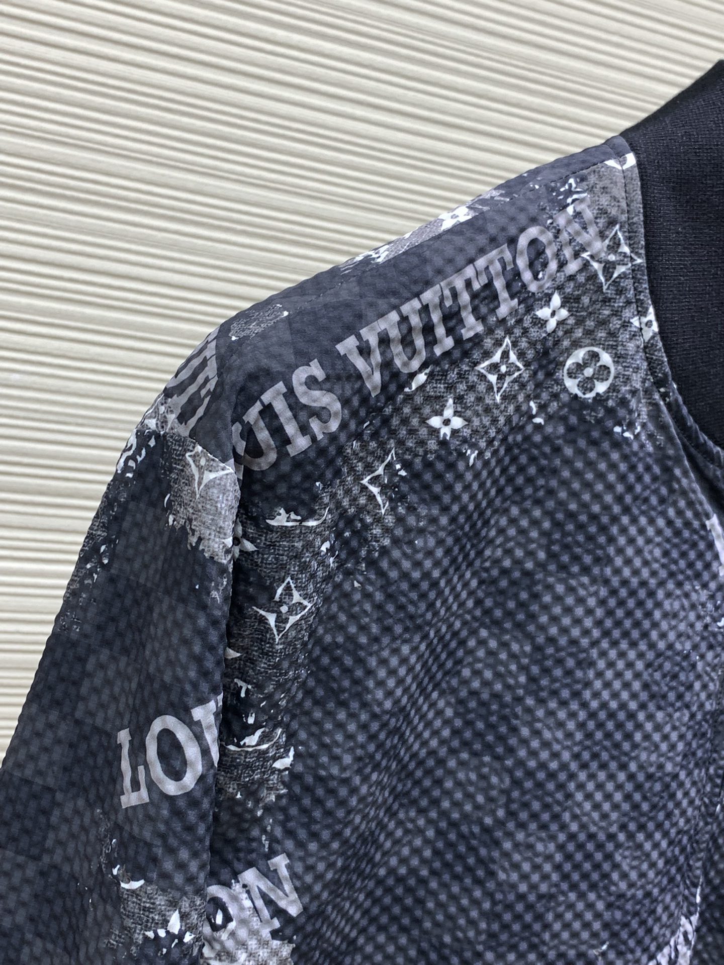 LouisVuitton路易威登2024春季最新款专柜同步有售原单狠货时尚休闲夹克外套上身很有特点！吸睛