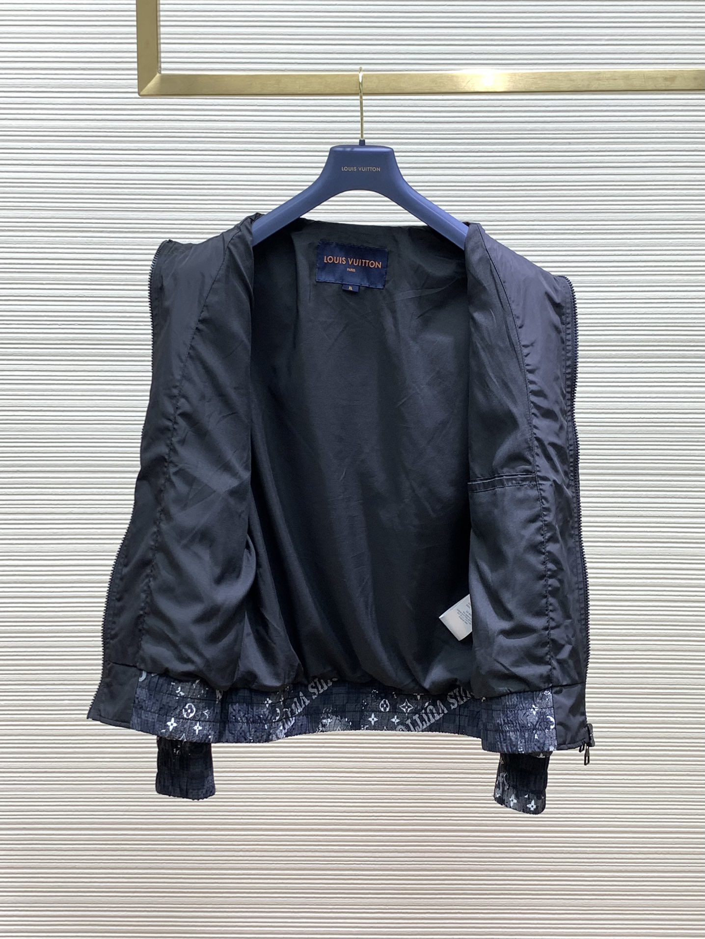  LV 2025春季新款夹克外套，秀场新品‼品相非常完美，舒适保暖，三标齐全色泽饱满诱人，非常出彩的设计