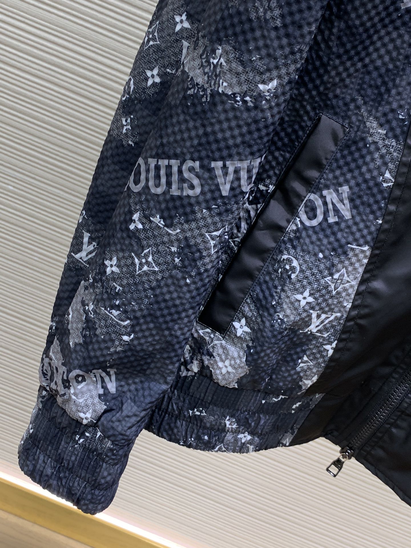 LouisVuitton路易威登2024春季最新款专柜同步有售原单狠货时尚休闲夹克立领外套上身很有特点！