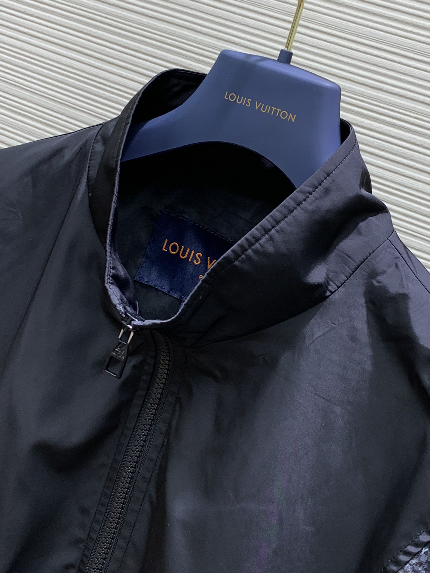 LouisVuitton路易威登2024春季最新款专柜同步有售原单狠货时尚休闲夹克立领外套上身很有特点！