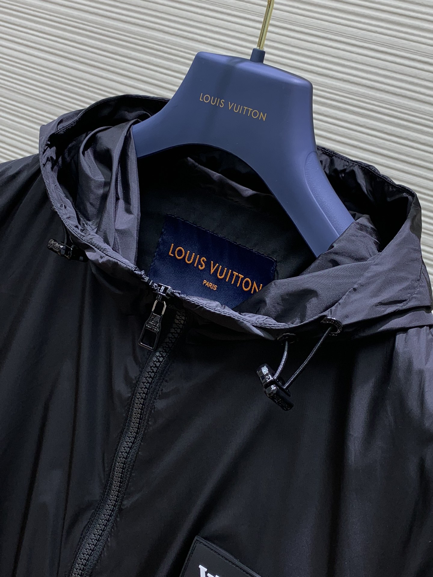 LouisVuitton路易威登2024春季最新款专柜同步有售原单狠货时尚休闲连帽外套上身很有特点！吸睛