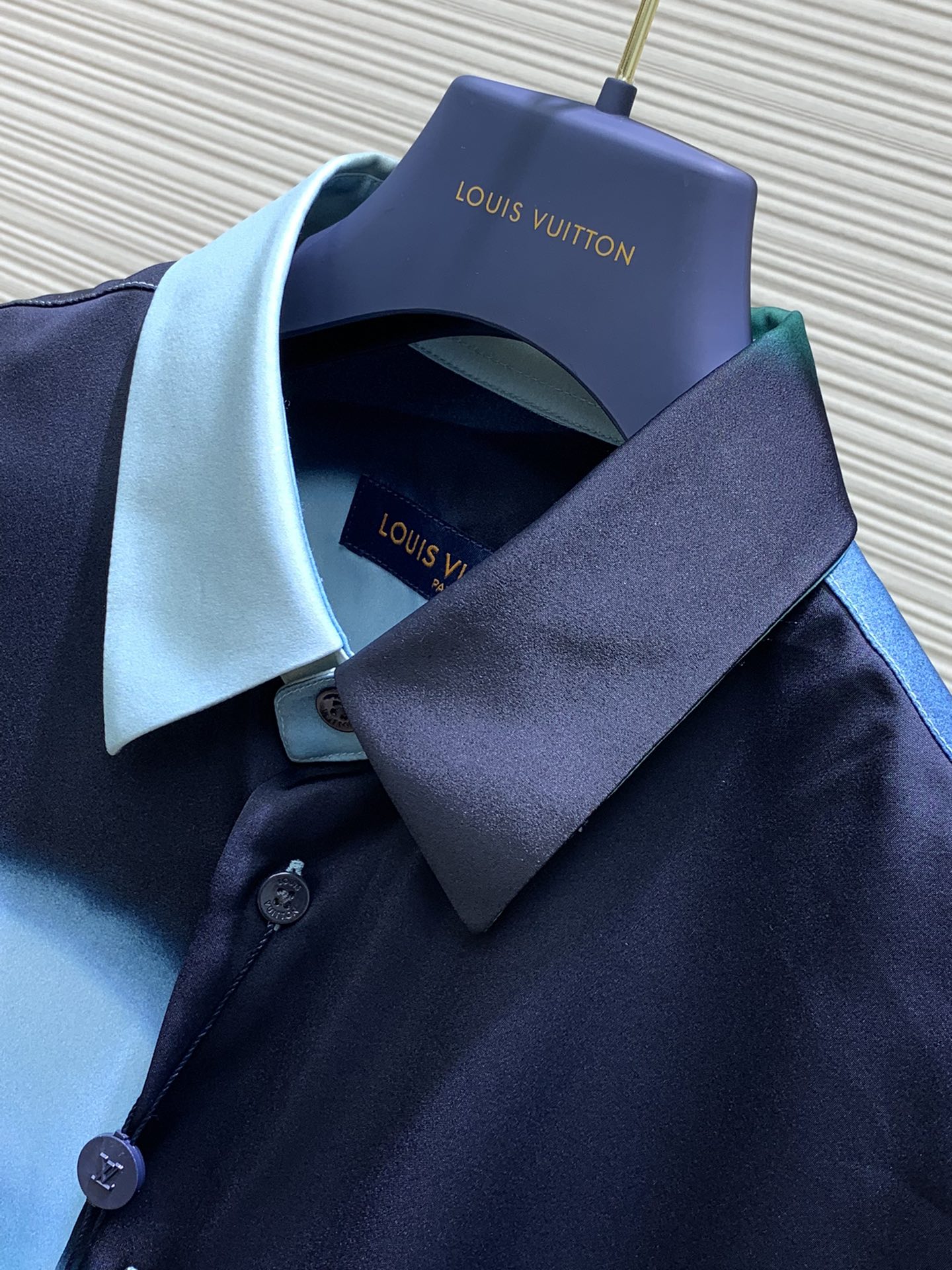 LouisVuitton路易威登2024初夏最新款专柜同步有售原单狠货时尚休闲长袖衬衫上身很有特点！吸睛
