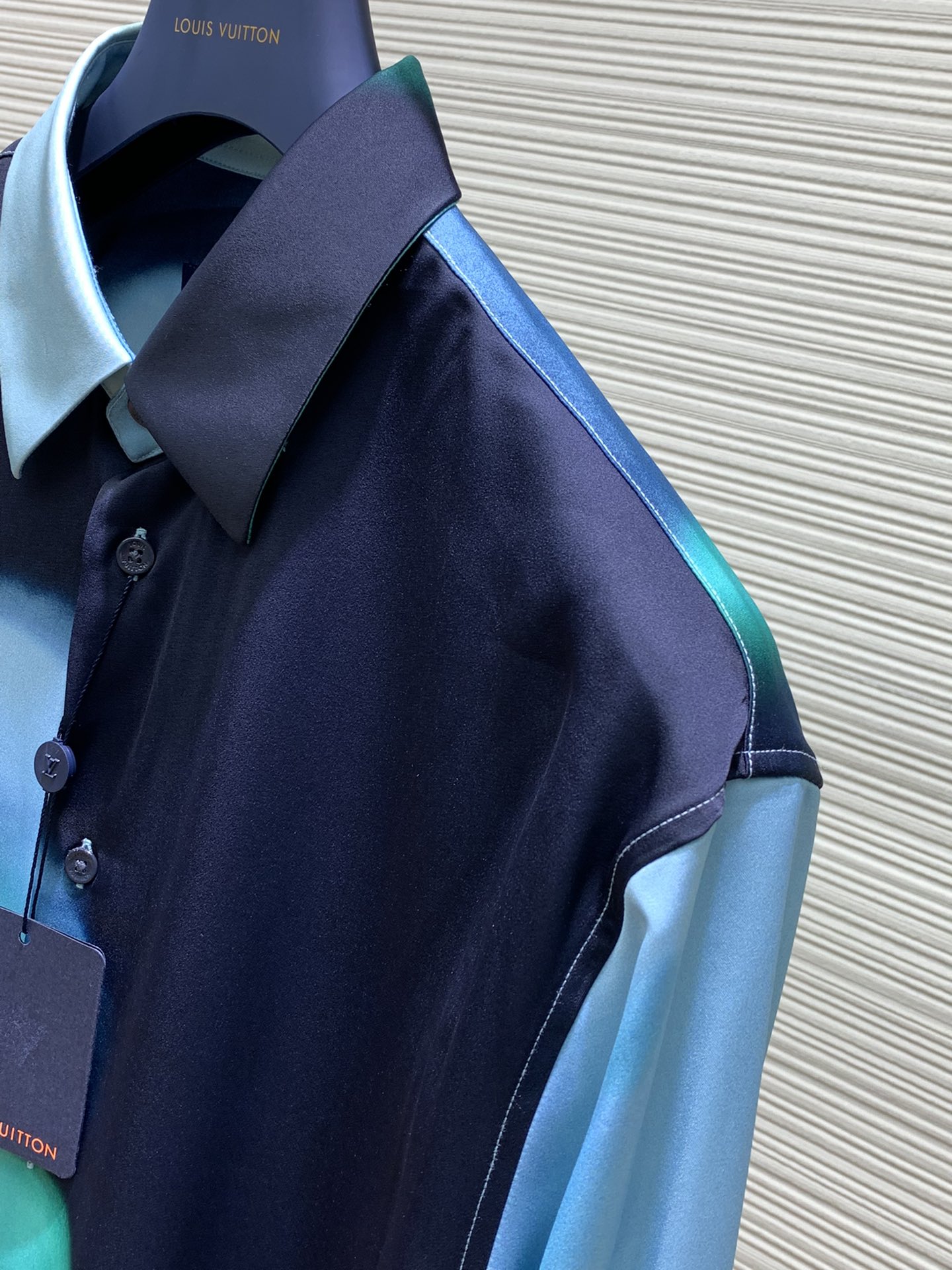 LouisVuitton路易威登2024初夏最新款专柜同步有售原单狠货时尚休闲长袖衬衫上身很有特点！吸睛