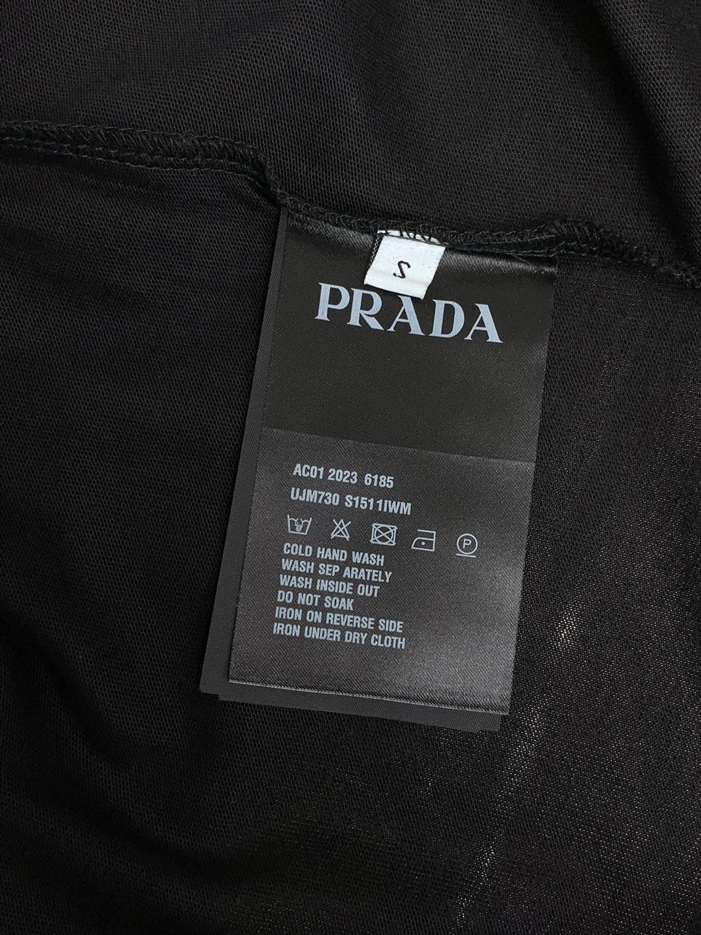PRADA普拉达2024初夏最新品专柜同步有售时尚休闲圆领短袖T恤进口原版面料做工极为复杂唯一可以做代购