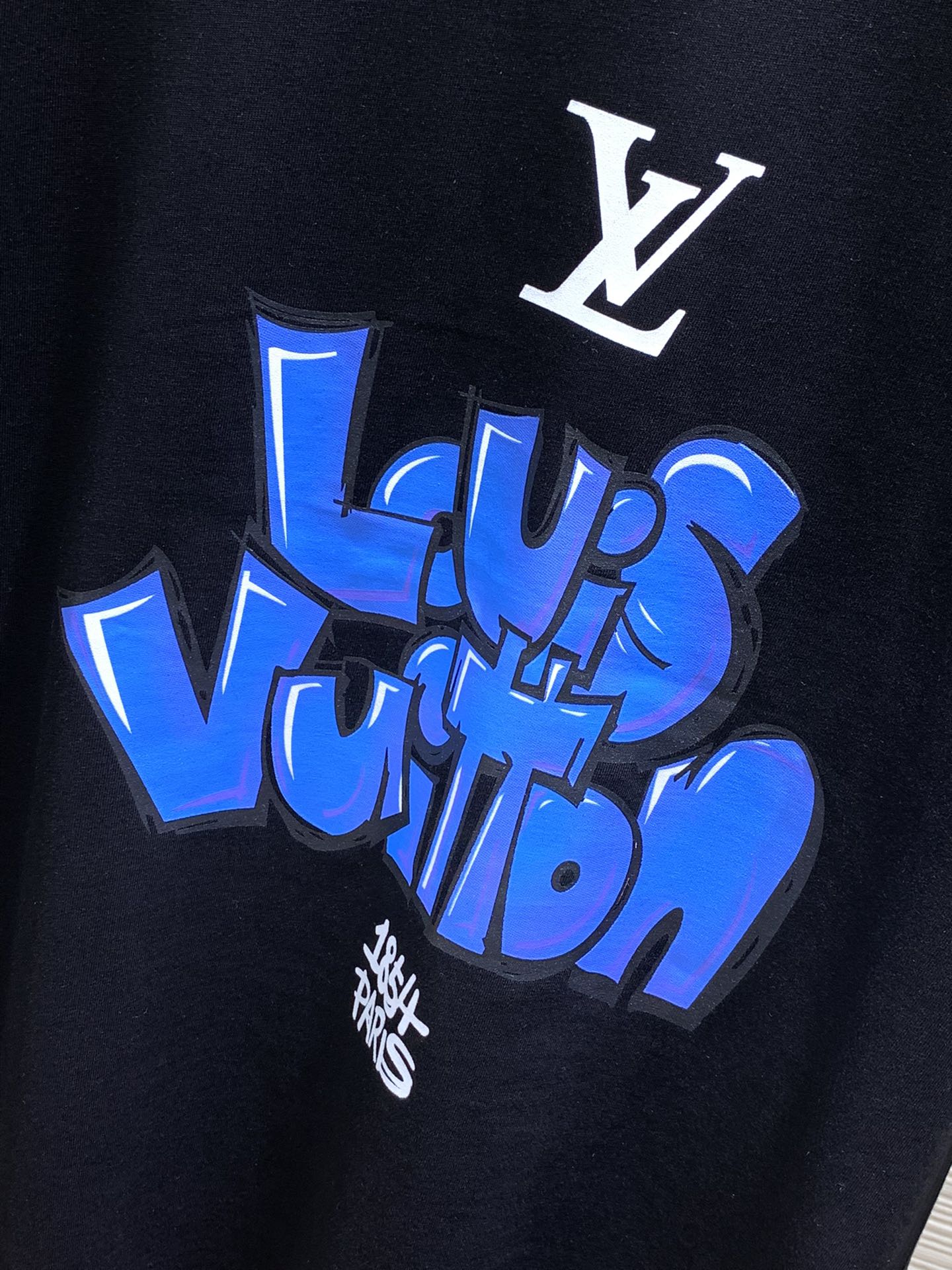 LouisVuitton路易威登2024初夏最新款专柜同步有售原单狠货时尚休闲圆领短袖T恤上身很有特点！