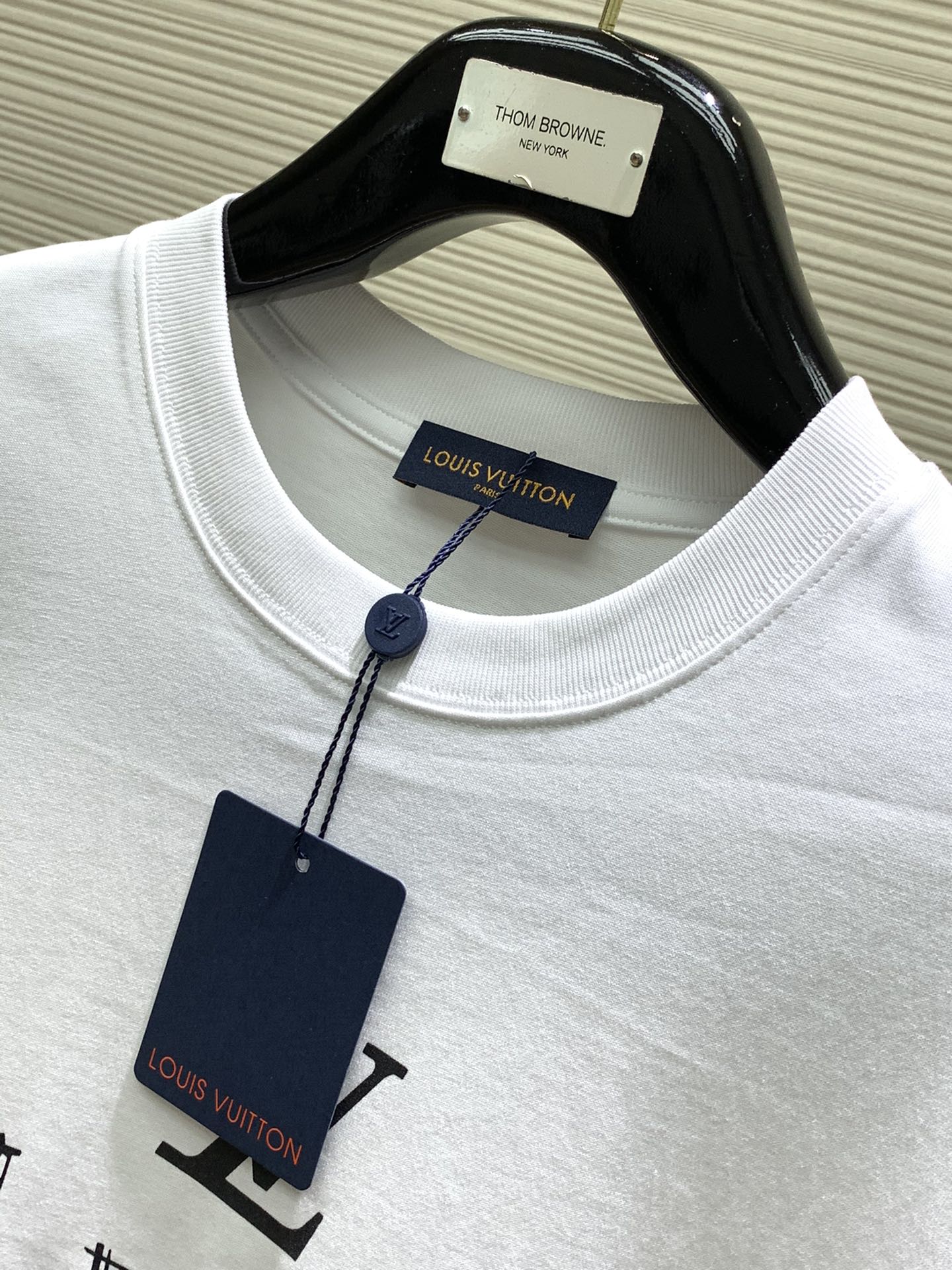 LouisVuitton路易威登2024初夏最新款专柜同步有售原单狠货时尚休闲圆领短袖T恤上身很有特点！