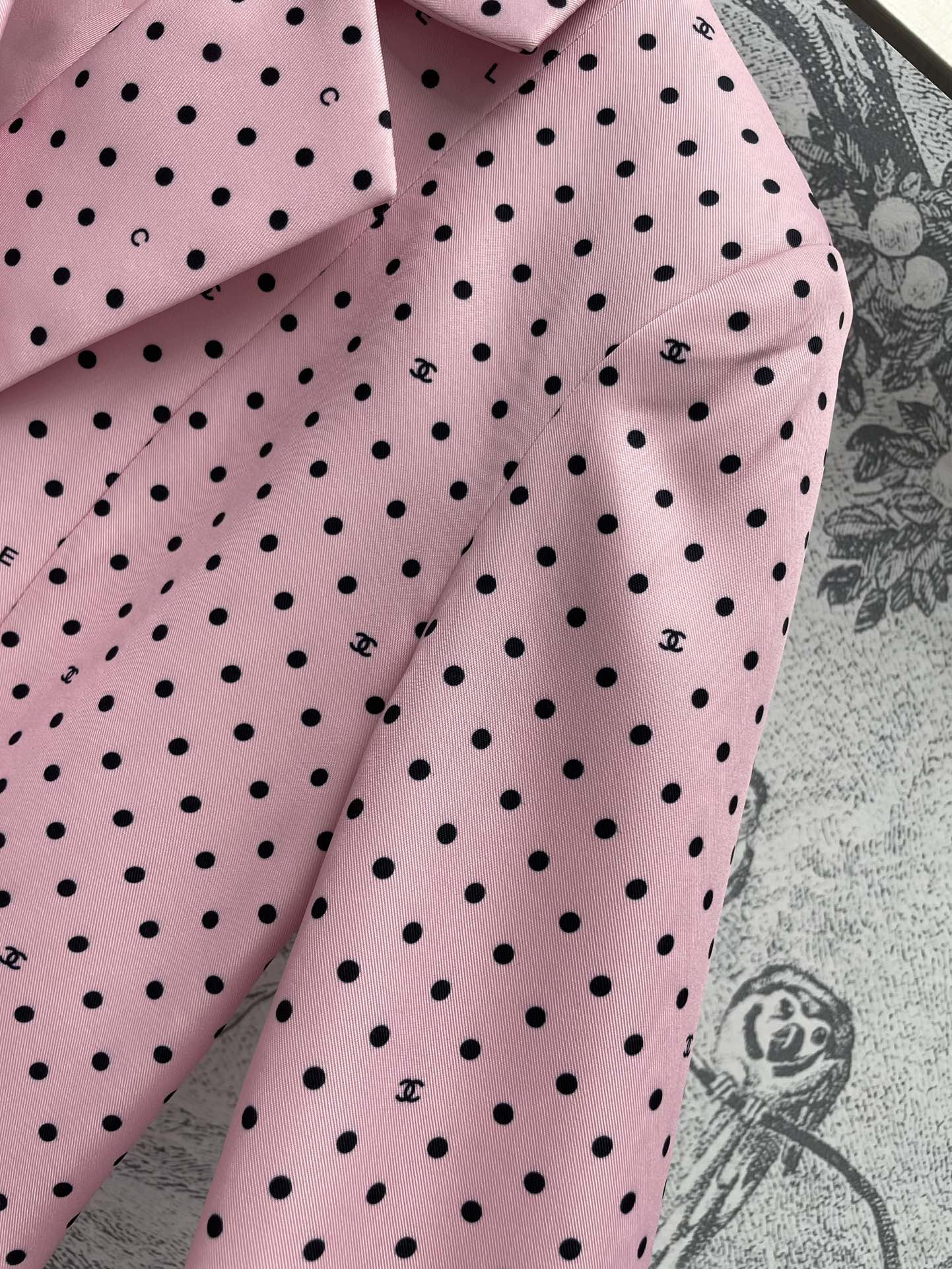 小香24春夏粉色系波点长西装外套西装的外型恰到好处的垫肩设计显得人特别有精神复古波点元素独特的灵动与活波