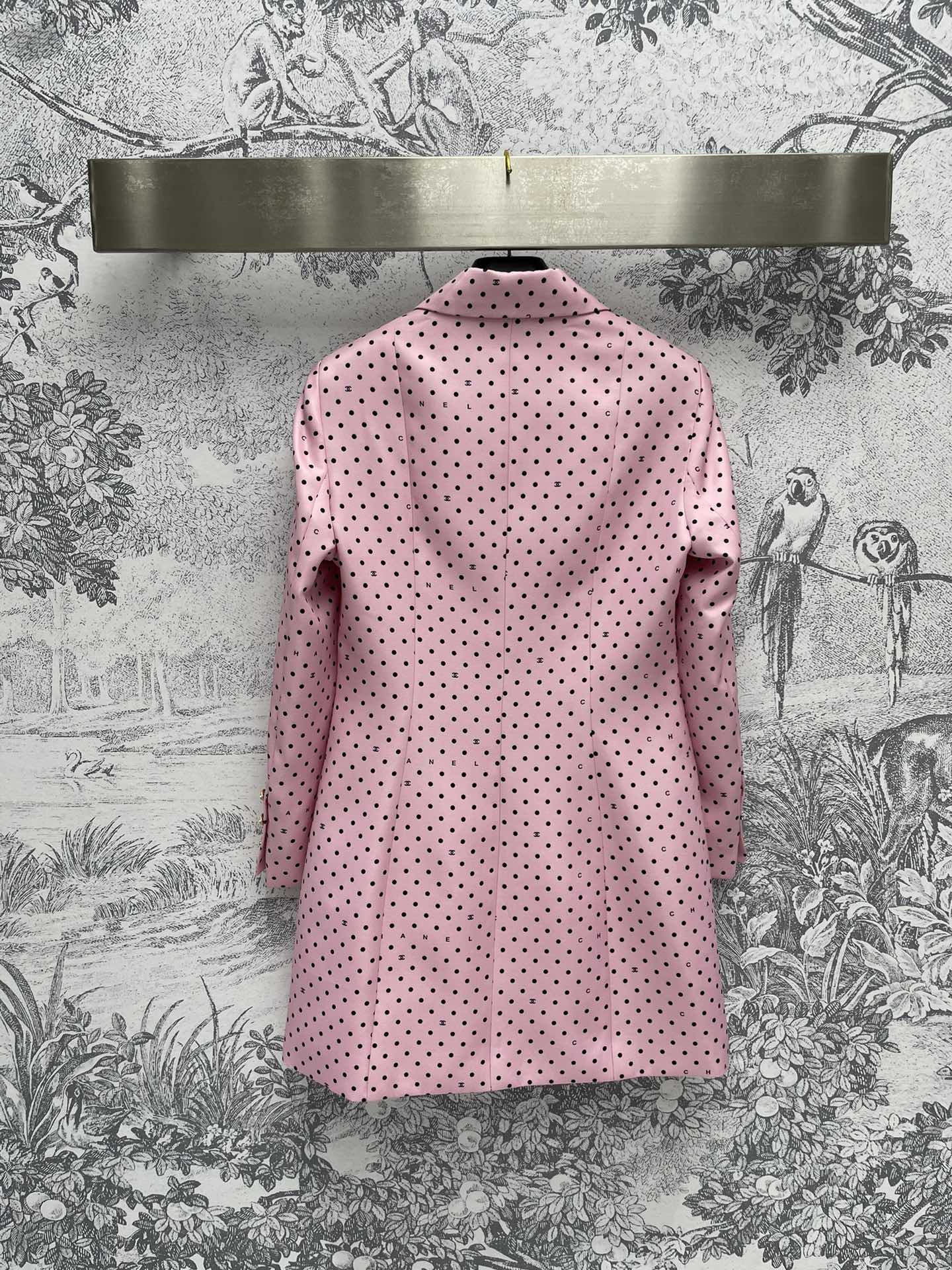 小香24春夏粉色系波点长西装外套西装的外型恰到好处的垫肩设计显得人特别有精神复古波点元素独特的灵动与活波