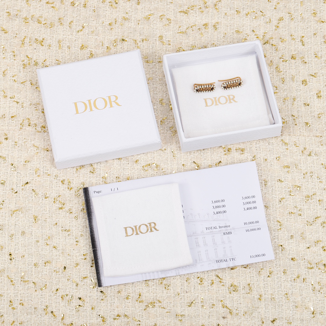 官网3400量大咨询客Fu！Dior字母珍珠耳钉超美怎么搭配怎么好看️一致官网特定的色珠不是那种全白的而