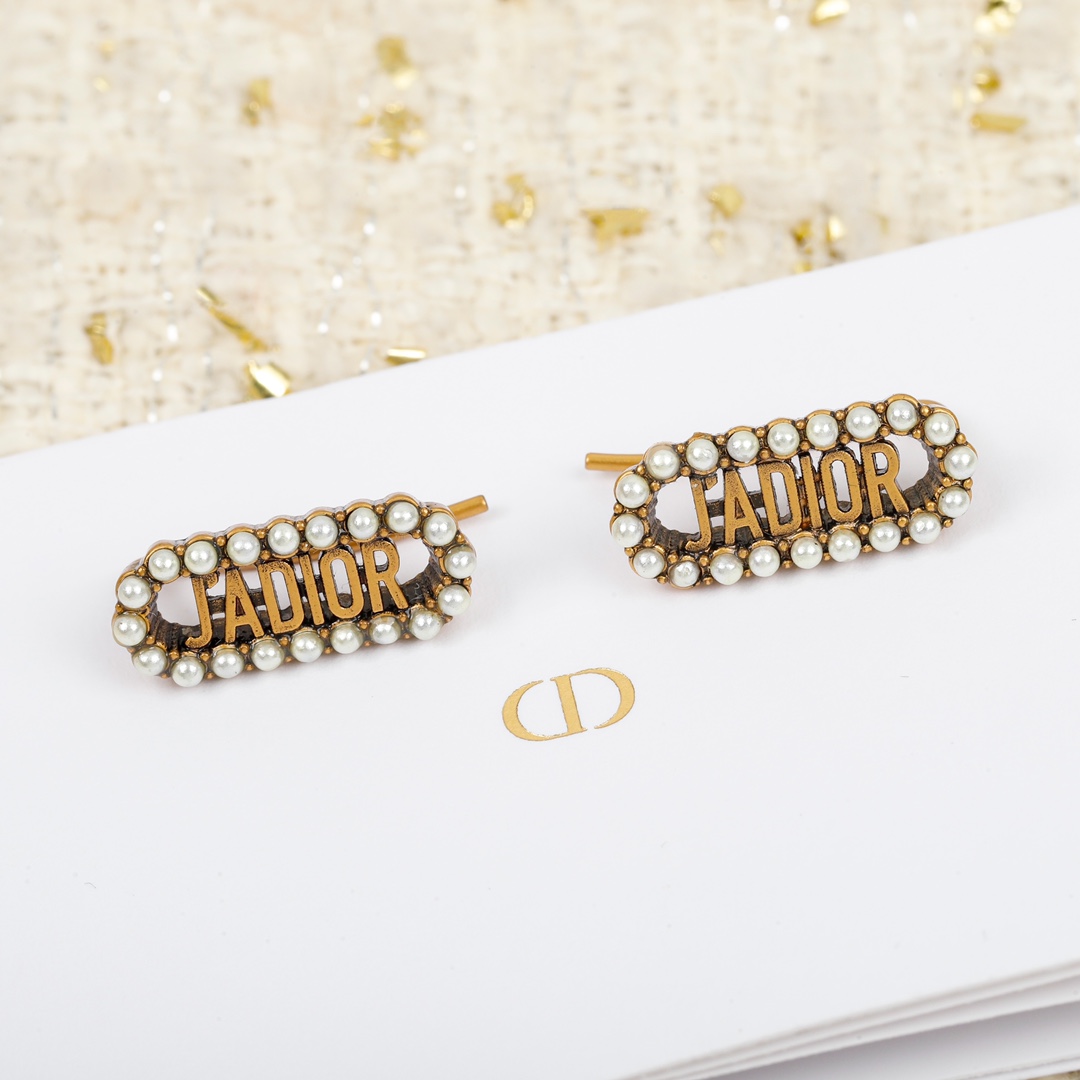 官网3400量大咨询客Fu！Dior字母珍珠耳钉超美怎么搭配怎么好看️一致官网特定的色珠不是那种全白的而