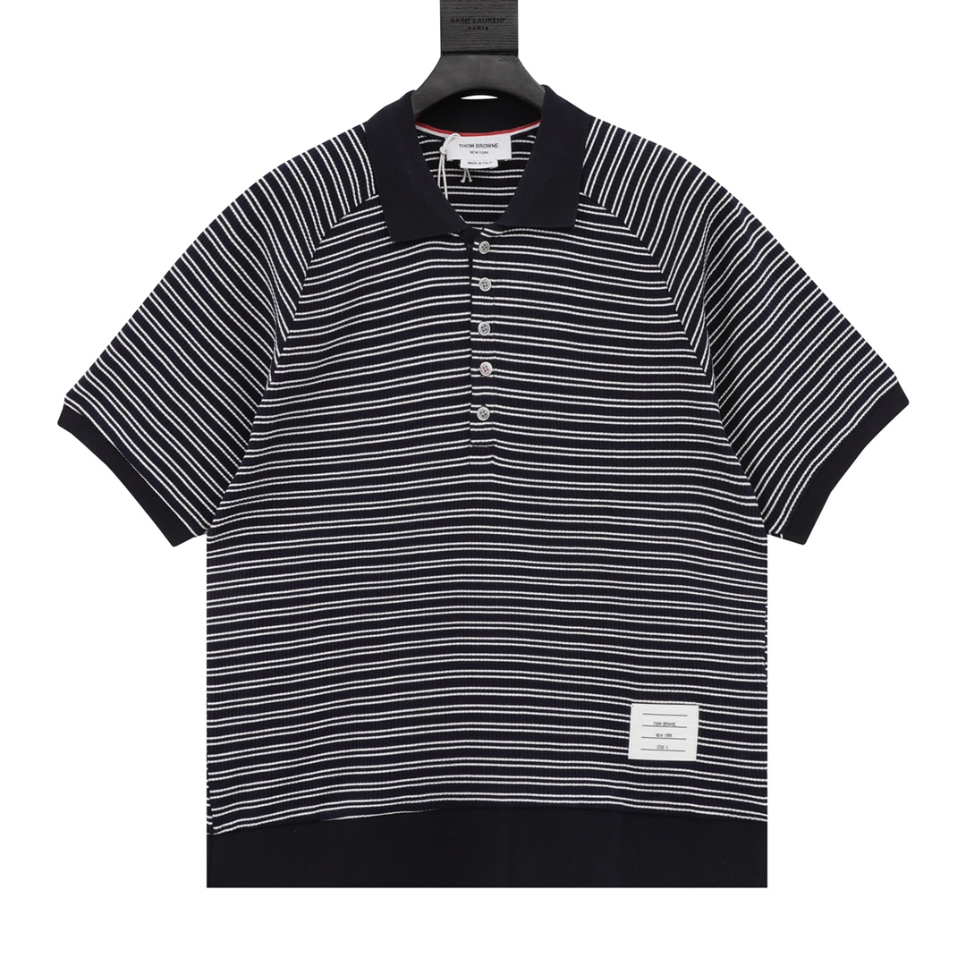 Thom Browne/汤姆布朗 条纹针织POLO衫短袖 定纺染纱线，采用100%全棉纱线，12针进口STOLL机器，绞花正反针吊目，织带采用棉纱真丝混纺材质，手感非常好，定制纽扣采用织带纹理扣，大厂出品非常考验做工，…