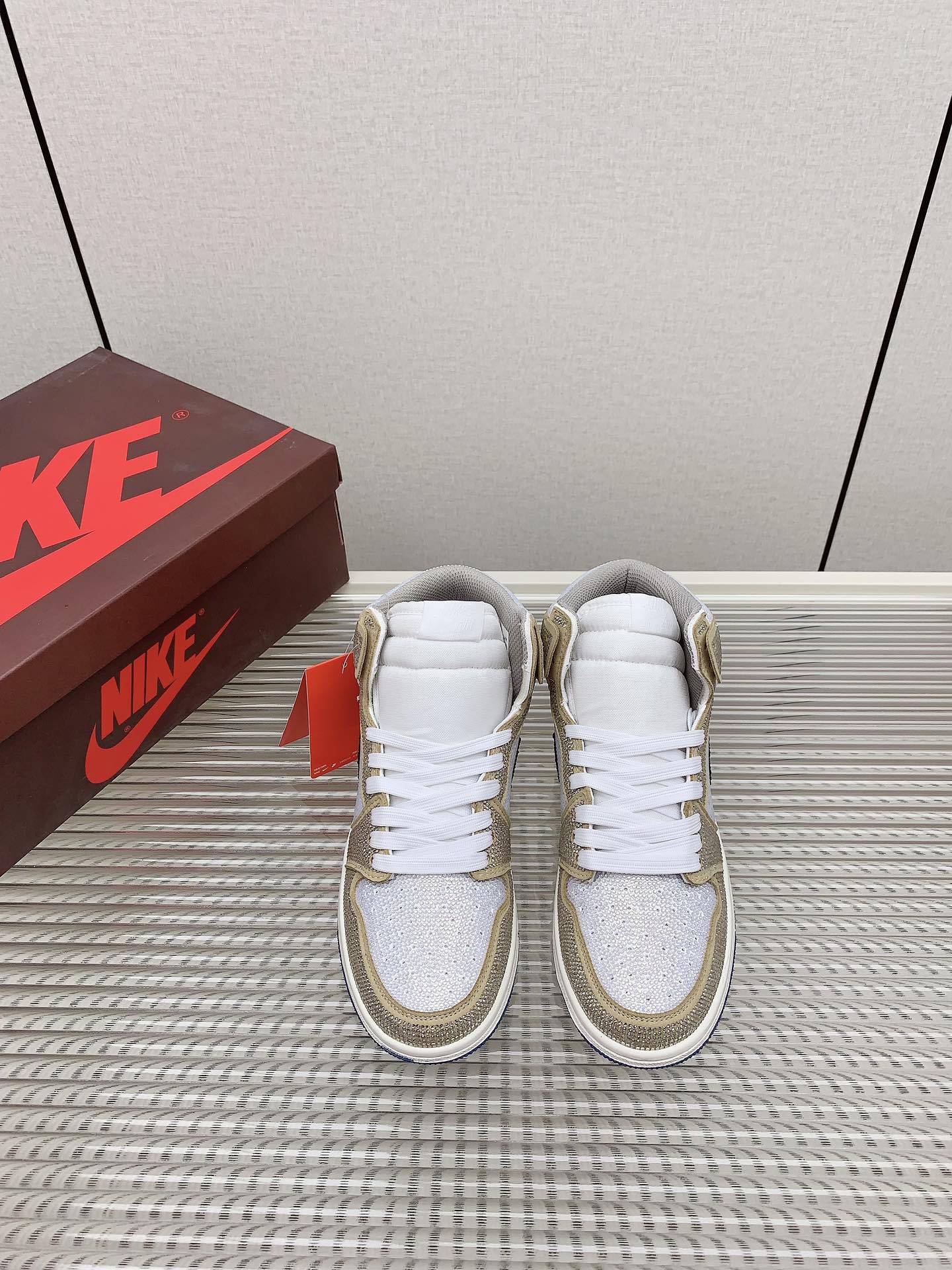 NO:546248,The top-level purchasing version of Air Jordan 1 Mid diamond shoes, Nike Joy diamond shoes open the eyes of the shoe fans, various unexpected design ideas, diamond color schemes bring many surprises to everyone, the diamond hidden on the upper part is quite unique, showing the identity of the shoe model in low profile. The styles that are essential for trendy people, they look really good on the feet and can't help themselves... Materials: Czech diamond upper, inner: imported sheepskin, wear-resistant two-color raw glue sole. High-end packaging gift box plus iron diamond size: women's model 35-41 men's model 39-44, casual shoes/sports shoes, sneakers, sheepskin19860909出顶级代购版Air Jordan 1 Mid不掉钻的钻鞋,耐克乔一钻石鞋让鞋迷大开眼界,各种意想不到的设计创意,钻石配色方案给大家带来了很多惊喜,隐匿于鞋帮处的钻石颇为独特,低调显示着鞋款的身份.潮人必备的款式,上脚真心好看无法自拔…… 材料:鞋面捷克钻,内里:进口羊皮,耐磨双色生胶大底.高档包装礼盒加烫钻 码数:女款35-41 男款39-44,休闲鞋/运动鞋,sneakers,sheepskin,Women's Shoes