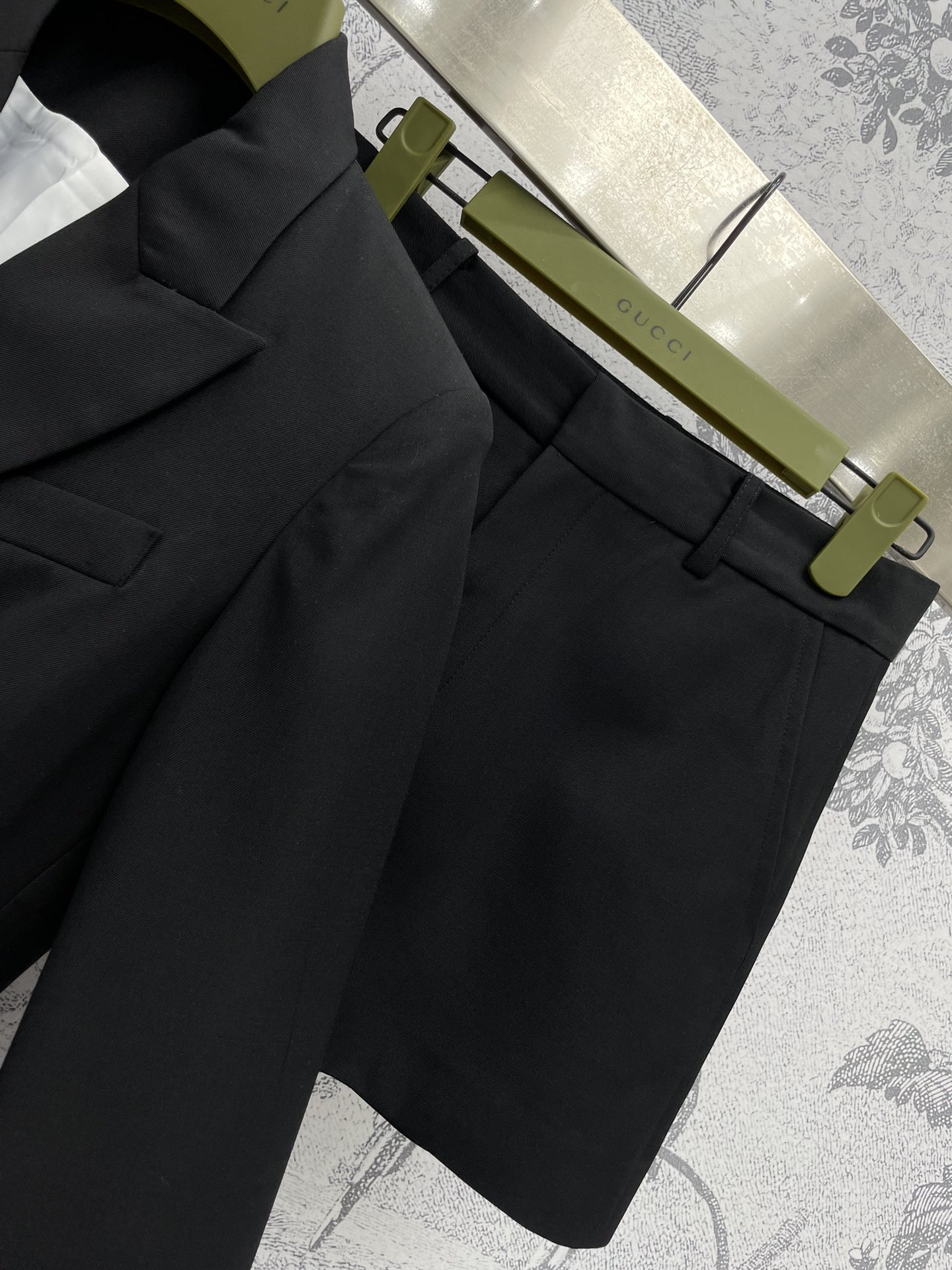 G家24春夏极简主义风格西服套装双排扣西装+高腰短裤的搭配时髦气质代表四粒扣西装版型恰到好处的廓形剪裁百