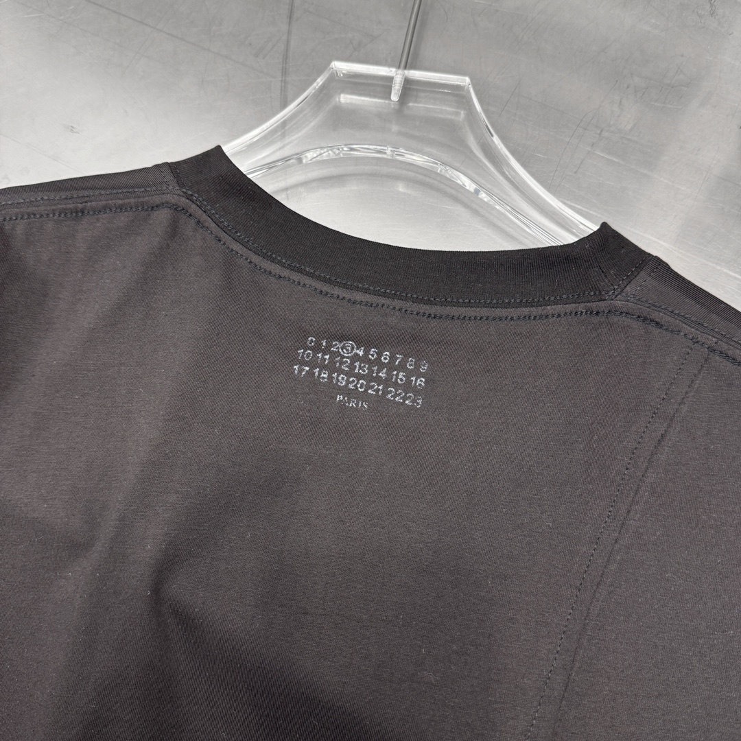 MM6新款t恤丝棉面料透气舒适垂坠感满满胸前不规则水印logo设计领口二本针加固机洗不易变形宽松版型男女