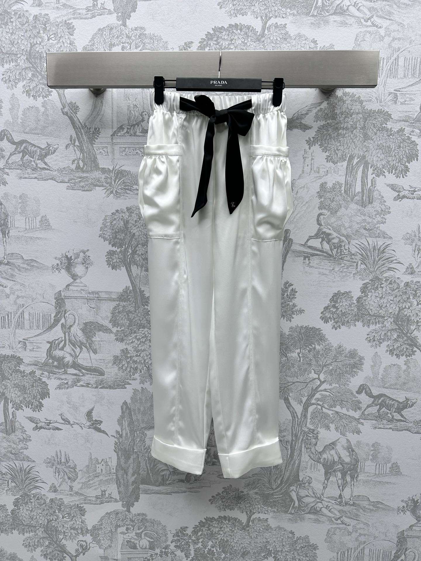 NO:696573,Chane* new product launch twill thick strap trousers customized YB imported satin material, no ironing process, high-end appearance, decorated with strap design, echoing pockets on both sides, development of fabric accessories, design and tailoring of overalls trousers, upper body with high-end style, double C embellishment, series development, can be matched with tops of the same period.19860909Chane*新品上架斜纹稠绑带长裤定制YB进口缎面材质 免烫工艺 品相高级 饰以绑带设计 两侧口袋呼应 面辅料开发 工装长裤设计剪裁 上身高级洋气 双c点缀 系列开发 可搭配同期上衣 香家初夏王炸单品 穿搭出精致优雅风格 日常通勤都   高版本2色36 38 40,,chanel,chanel,,Women's clothing