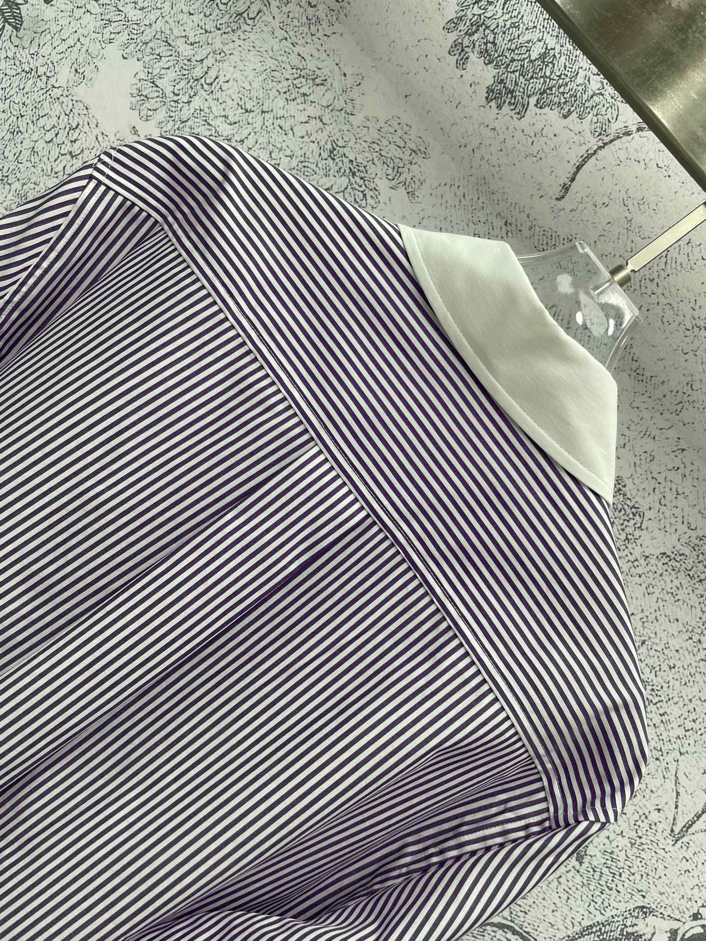 miu家24春夏字母logo刺绣条纹衬衫紫白色条纹清新又很特别搭配白色领子很时髦的视觉感自然剪边短款设计