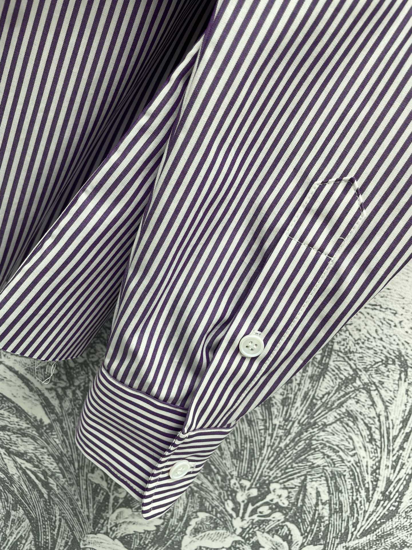 miu家24春夏字母logo刺绣条纹衬衫紫白色条纹清新又很特别搭配白色领子很时髦的视觉感自然剪边短款设计
