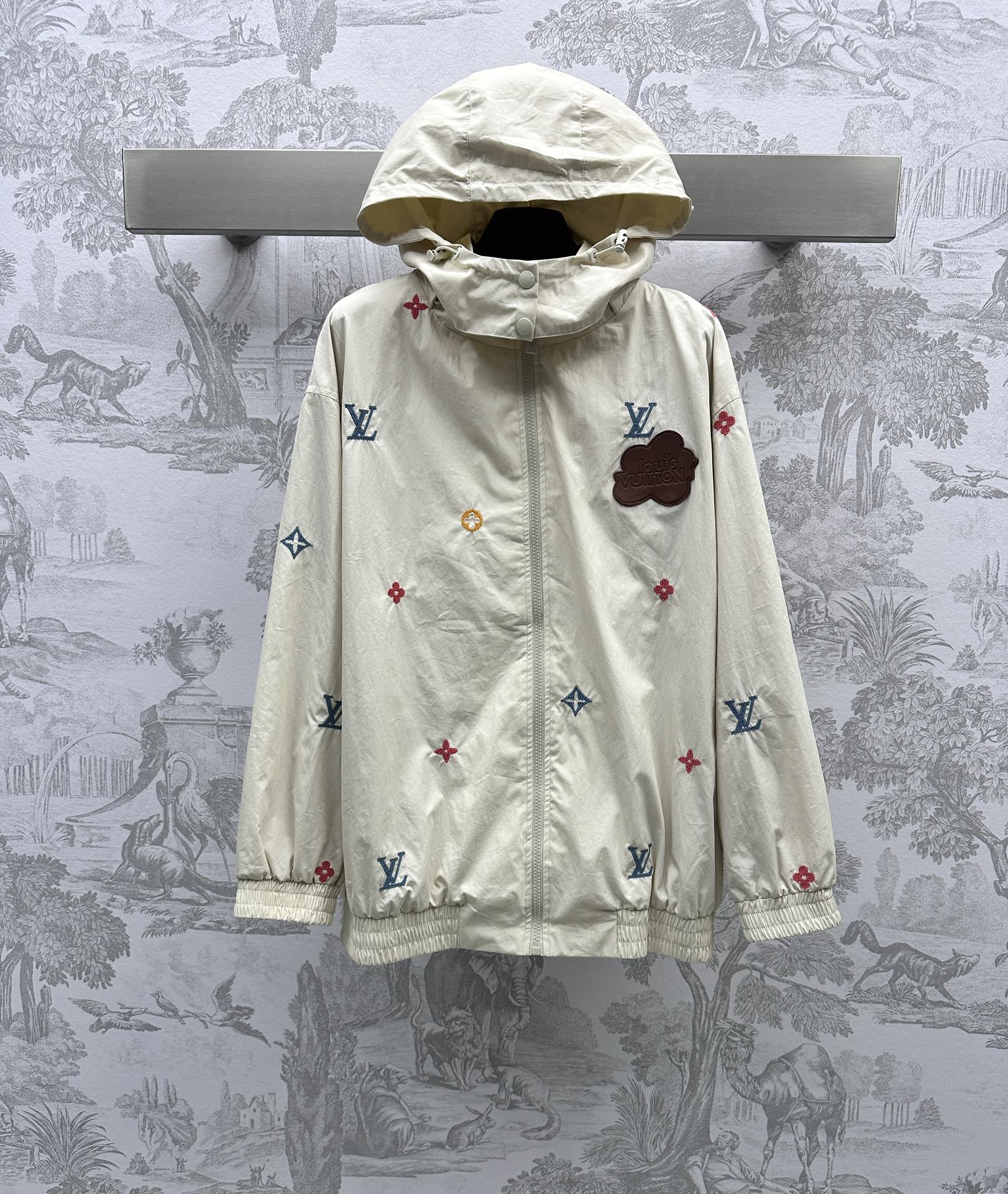 NO:696566,Louis Vuitto* new arrivals windproof detachable hooded jacket. Customized YB imported windproof material. Fishnet lining. Breathable and comfortable. Stiff and stylish. The whole body is decorated with colorful presbyopia patterns. Simple and advanced. Leather seal embellishment. Letter print pattern on the back echoes. The ready-to-wear is unique and not monotonous. The hem and sleeves are threaded. The overall fashionable and foreign style. The development of surface accessories. The hooded long coat tailoring can be controlled by both men and women. The upper body is handsome and fashionable, showing a casual foreign style.  High version 2 colors,,louis vuitton,jackets & coats,hats,19860909Louis Vuitto*新品上架防风拆卸连帽外套 定制YB进口防风材质 鱼网内里 透气舒适 挺括有型 整体饰以彩色老花图案装饰 简约高级 皮革章仔点缀 后背字母印花图案呼应 成衣独特不单调 下摆与手袖收口螺纹 整体时髦洋气 面辅料开发 连帽长款外套剪裁 男女均可驾驭 上身帅气时髦 呈现随意的洋气风格  高版本2色,,louis vuitton,jackets & coats,hats,,Women's clothing