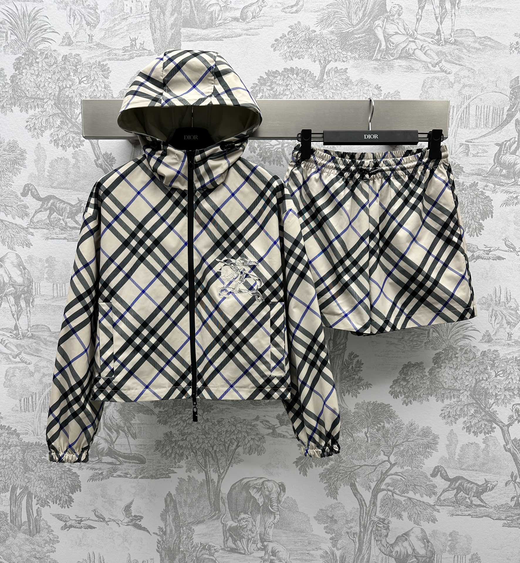 NO:696564,Bur BBR* new product on the shelves Reversible plaid suit customized with YB imported sun protection index material Crisp texture Breathable and not stuffy Unique double-sided design concept Coordinated and fashionable ready-to-wear Two-wear design Switch to different outfits at any time Decorated with positioning plaid print pattern Decorated with war horse embroidery pattern Highlighting the brand's advanced style Hooded jacket jacket Paired with fashionable shorts The upper body modifies the body shape Fashionable and stylish High version 2 colors, burberry, shorts, jackets &  coats,jackets & coats,hats,19860909Bur BBR*新品上架两面穿格纹套装定制YB进口防晒指数材质 质感挺括 透气不闷热 独特双面穿设计理念 成衣协调时髦 两穿设计 随时切换不同穿搭 饰以定位格纹印花图案装饰 战马刺绣图案点睛 凸显品牌的高级风格 连帽夹克外套 搭配时髦短裤 上身修饰体型 时髦洋气   高版本2色,,burberry,shorts,jackets & coats,jackets & coats,hats,,Women's clothing