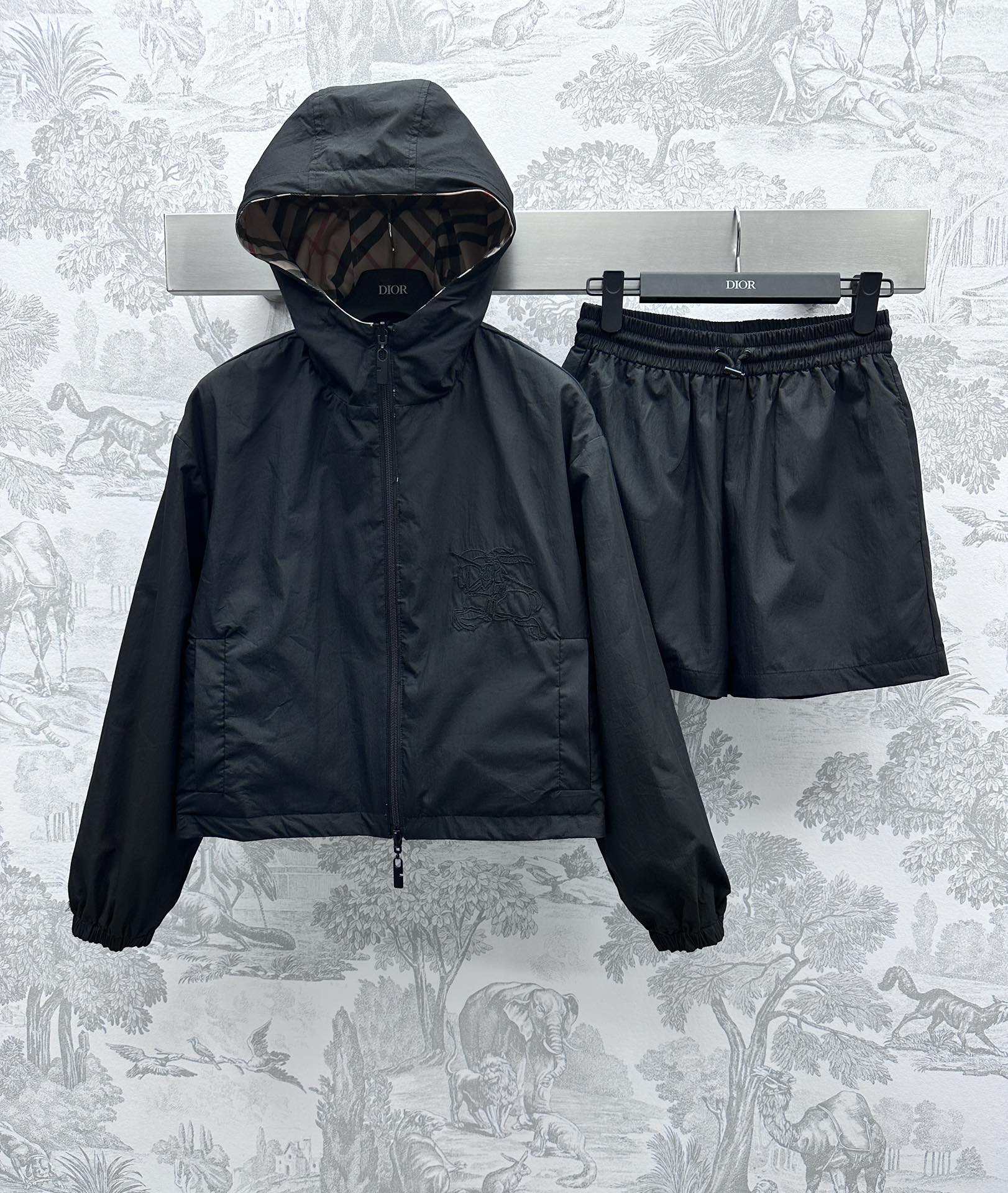 NO:696569,Bur BBR* new product on the shelves Reversible plaid suit customized with YB imported sun protection index material Crisp texture Breathable and not stuffy Unique double-sided design concept Coordinated and fashionable ready-to-wear Two-wear design Switch to different outfits at any time Decorated with positioning plaid print pattern Decorated with war horse embroidery pattern Highlighting the brand's advanced style Hooded jacket jacket Paired with fashionable shorts The upper body modifies the body shape Fashionable and stylish High version 2 colors, burberry, shorts, jackets &  coats,jackets & coats,hats,19860909Bur BBR*新品上架两面穿格纹套装定制YB进口防晒指数材质 质感挺括 透气不闷热 独特双面穿设计理念 成衣协调时髦 两穿设计 随时切换不同穿搭 饰以定位格纹印花图案装饰 战马刺绣图案点睛 凸显品牌的高级风格 连帽夹克外套 搭配时髦短裤 上身修饰体型 时髦洋气   高版本2色,,burberry,shorts,jackets & coats,jackets & coats,hats,,Women's clothing