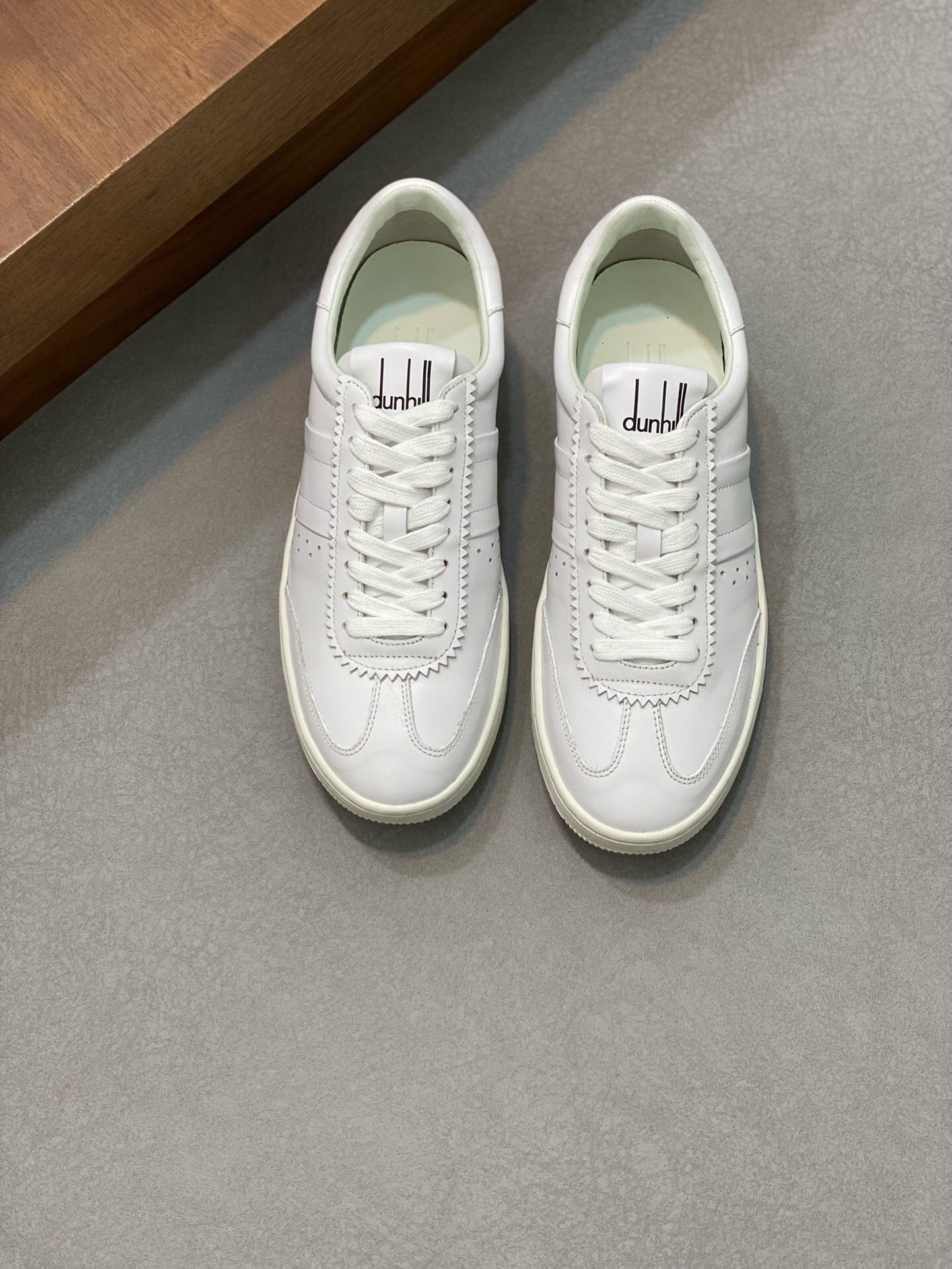 NO:216498,Brand dunhill color original color matching Size 38-44 Customized 45 Price Material Dunhill new style official website The same style of men's casual shoes. Legacy tennis sneakers are inspired by the casual style of the 1980s on the AW21 show, providing a modern style for retro tennis. This shoe is made of calfskin, and the tread pattern of the rubber sole is inspired by Dunhill's car tradition. The upper is made of gold foil embossed brand long tail logo, matched with details of serrated edges and contrasting racing stripes pattern, sneakers, cowhide19860909品牌dunhill 颜色原版配色 码数38-44定做45 价格 材质登喜路新款官网同款男士休闲板鞋新款.Legacy网球运动鞋灵感源于AW21秀场上的80年代休闲风,为复古网球提供了现代风格.这款鞋采用小牛皮制成,橡胶鞋底的胎面花纹灵感来自dunhill的汽车传统.鞋面采用金箔浮雕品牌长尾标识,搭配锯齿边缘的细节和对比色的赛车条纹图案,,sneakers,cowhide,Men's shoes