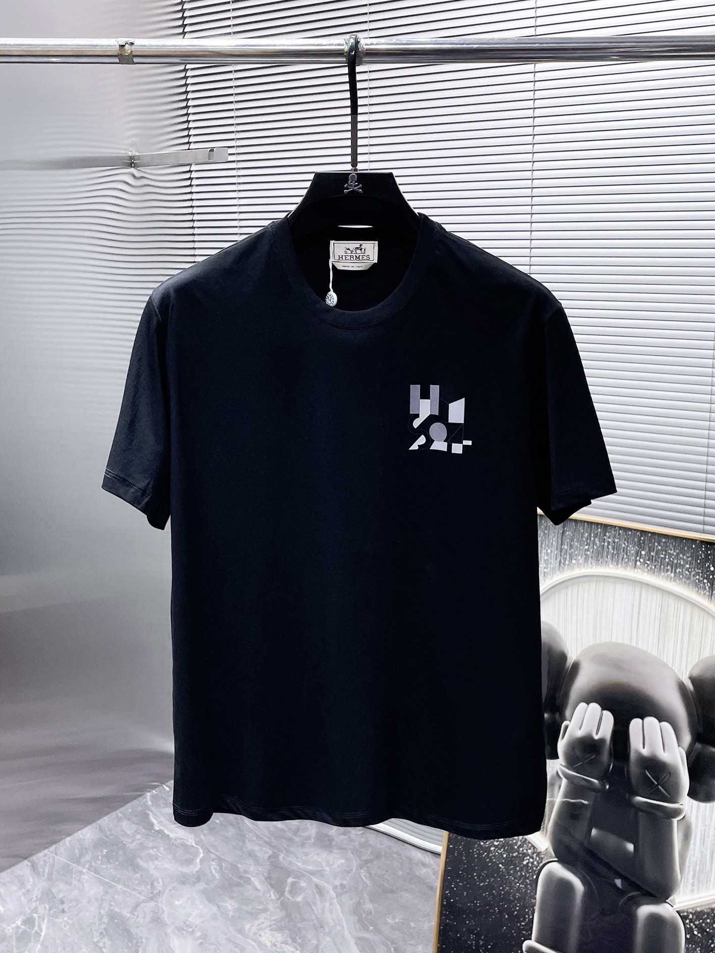 NO:496123,Hermes new round neck short-sleeved T-shirt T-shirt half-sleeved, high-end version!  Customized fabrics for counters are breathable and comfortable, with impeccable details, and the brand element design concept reflects high quality. The feel is delicate and soft!  It is casually cut, with a great upper body style!  S-5XL. Wearing L maximum wear about 230 catties exclusively available, hermes, T-shirt, tees, t-shirt, alexander wang19860909爱马仕 新款 圆领 短袖 T恤 体恤 半袖 ,高端版本！专柜定制面料 透气舒适度高,细节无可挑剔,品牌元素设计理念,体现高品质.手感细腻柔软！呈现休闲裁剪,上身版型超赞！码数S-5XL.穿L最大穿230斤左右独家专供,,hermes,T-shirt,tees，t-shirt,alexander wang,Men's clothing