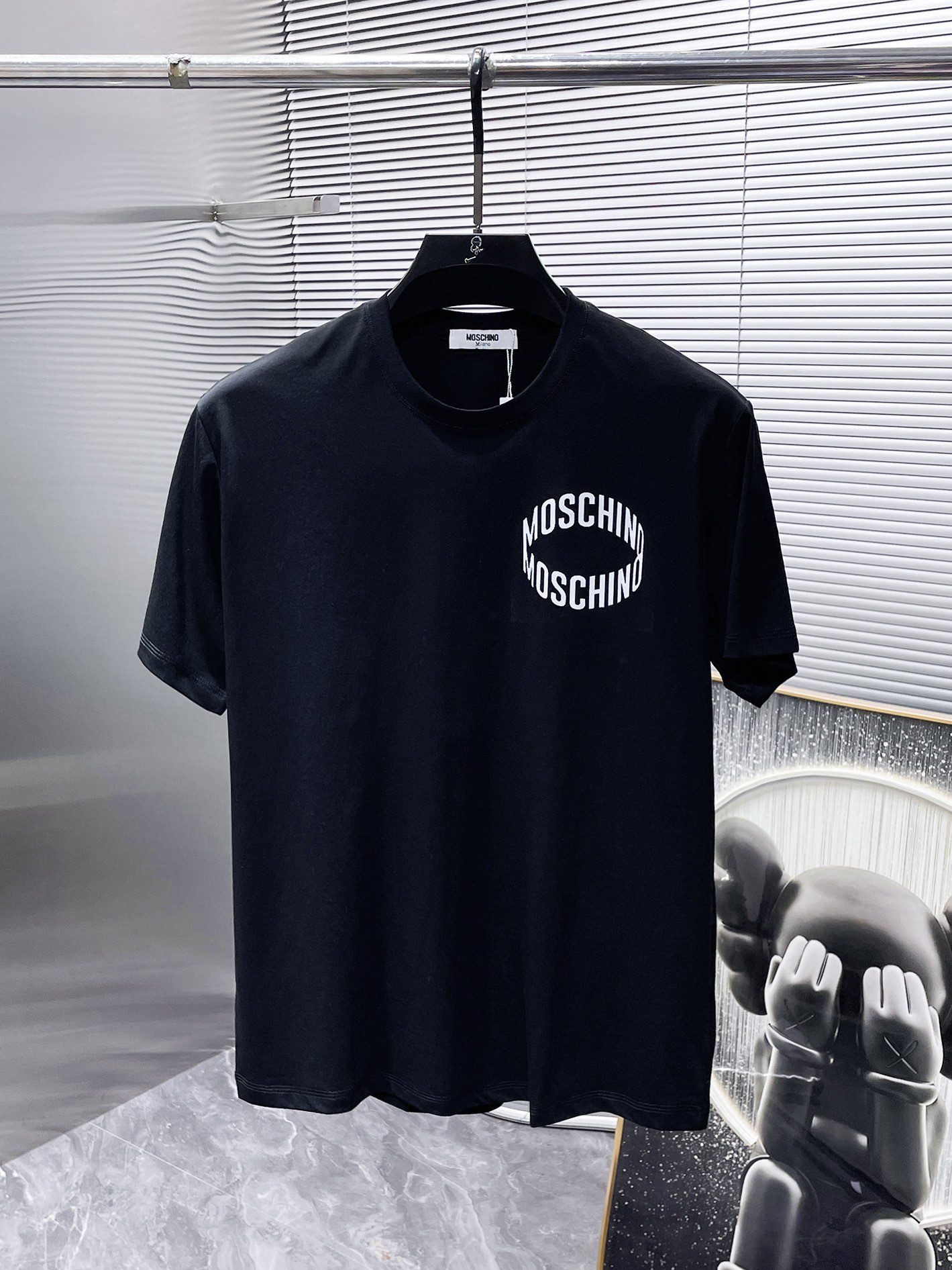 NO:496102,Moscino New round neck short-sleeved T-shirt T-shirt half-sleeved, high-end version!  Customized fabrics for counters are breathable and comfortable, with impeccable details, and the brand element design concept reflects high quality. The feel is delicate and soft!  It is casually cut, with a great upper body style!  S-5XL. Wearing L maximum wear about 230 catties exclusively available, T-shirt, tees, t-shirt, alexander wang19860909莫斯奇诺 新款 圆领 短袖 T恤 体恤 半袖 ,高端版本！专柜定制面料 透气舒适度高,细节无可挑剔,品牌元素设计理念,体现高品质.手感细腻柔软！呈现休闲裁剪,上身版型超赞！码数S-5XL.穿L最大穿230斤左右独家专供,,T-shirt,tees，t-shirt,alexander wang,Men's clothing