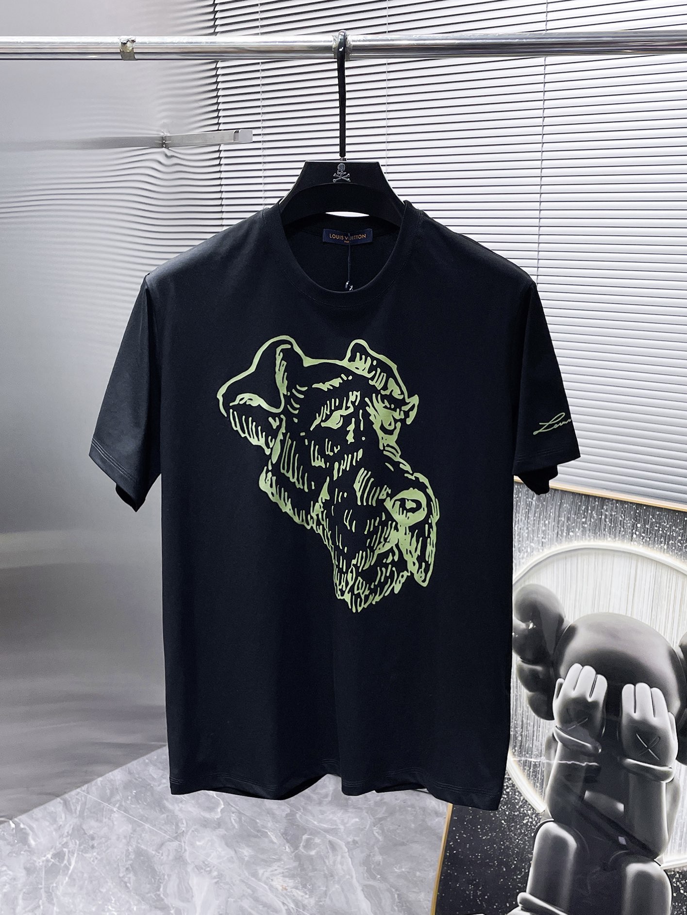 NO:496109,Louis Vuitton LV new round neck short-sleeved T-shirt T-shirt half-sleeved, high-end version!  Customized fabrics for counters are breathable and comfortable, with impeccable details, and the brand element design concept reflects high quality. The feel is delicate and soft!  It is casually cut, with a great upper body style!  S-5XL. Wearing L maximum wear about 230 catties exclusively available, louis vuitton, louis vuitton, T-shirt, tees, t-shirt, alexander wang19860909路易威登 LV 新款 圆领 短袖 T恤 体恤 半袖 ,高端版本！专柜定制面料 透气舒适度高,细节无可挑剔,品牌元素设计理念,体现高品质.手感细腻柔软！呈现休闲裁剪,上身版型超赞！码数S-5XL.穿L最大穿230斤左右独家专供,,louis vuitton,louis vuitton,T-shirt,tees，t-shirt,alexander wang,Men's clothing