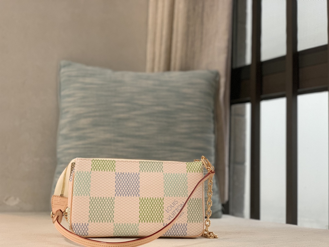 Louis Vuitton LVs new product first-release special purchase channel [Pochette Accessoires handbag] M40642 blue (checkered) Damier canvas bag bod