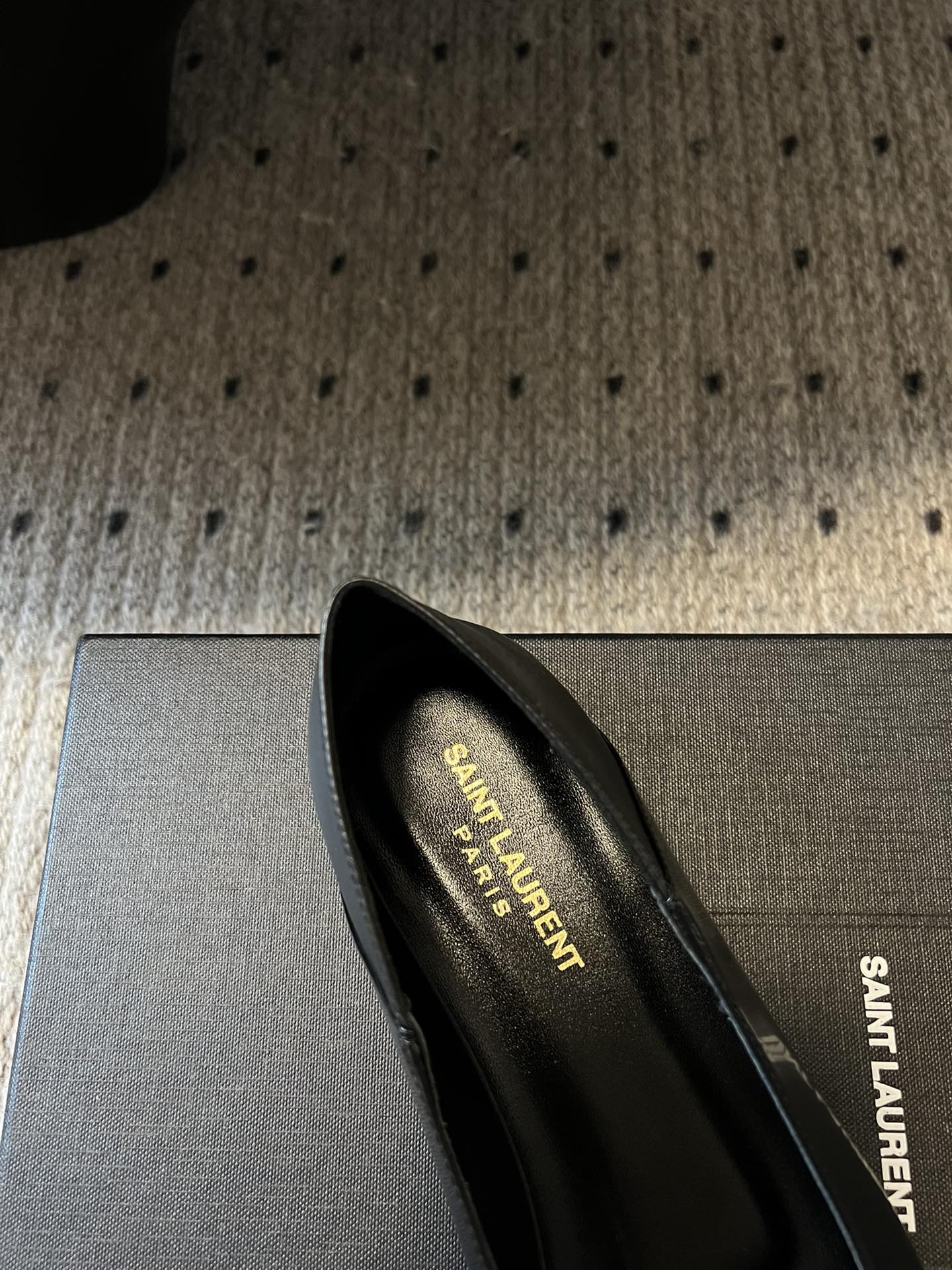 SAINTLAURENT24/尖头平底单鞋是谁爱死了这复古的动物纹平底鞋一双舒适又轻便的穆勒鞋简直就是时