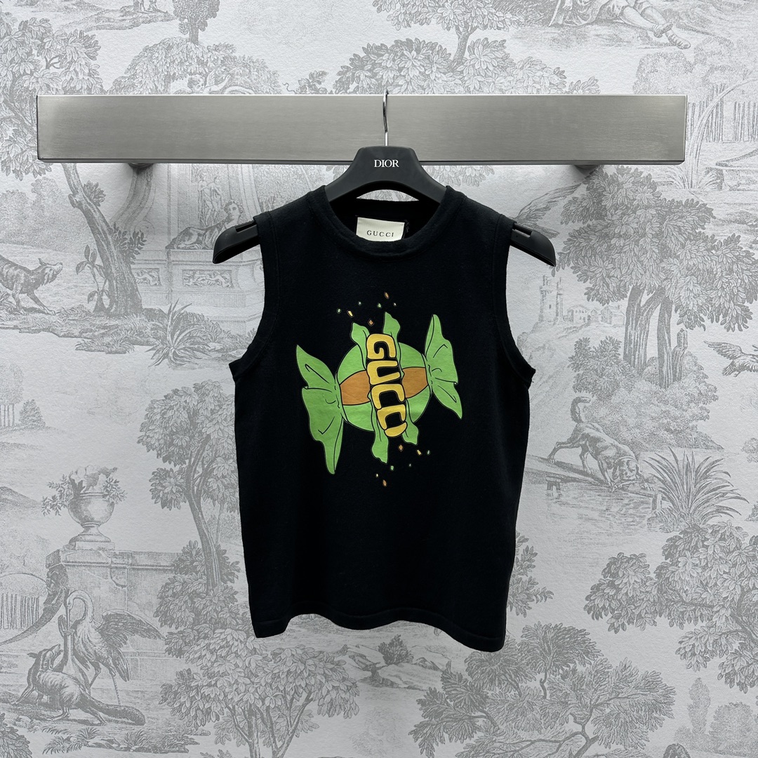 NO:696560,Gucc* new product launch printed knitted vest customized YB imported wool material woven with pine needle technique showing a slightly loose texture decorated with candy prints letters integrated into the blessing meticulous and high quality ready-made garments tonal and very stylish surface accessories development regular round neck vest tailoring upper body simple and high-end highly recommended high version 2 colors, gucci,19860909Gucc*新品上架印花针织背心定制YB进口羊毛材质 松针手法织造 呈现出微松肌理 饰以糖果印花装饰 字母融入加持 细致高品质 成衣调性且极具风格 面辅料开发 常规圆领背心剪裁 上身简约高级 非常推荐入  高版本2色,,gucci,,Women's clothing