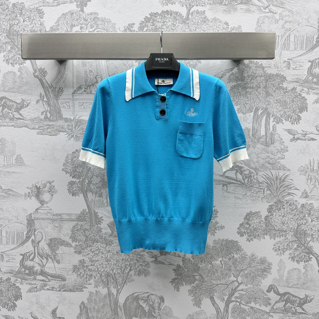 NO:696558,Vivienne Westwood* new product on the shelves Polo short-sleeved knitted custom YB imported wool material soft and draping texture slim and comfortable decorated with embroidered chest pockets threaded sleeves and collar surface accessories development buttoned Polo top tailoring American retro Western fashionable style Relaxed high-end style High version 2 colors, T-shirt,19860909Vivienne Westwood*新品上架Polo短袖针织定制YB进口羊毛材质 质感柔软垂顺 修身舒适 饰以胸前口袋刺绣装饰 螺纹手袖与领子 面辅料开发 襟扣Polo上衣剪裁 美式复古 洋气时髦 穿搭出松弛高级风格  高版本2色,,T-shirt,,Women's clothing