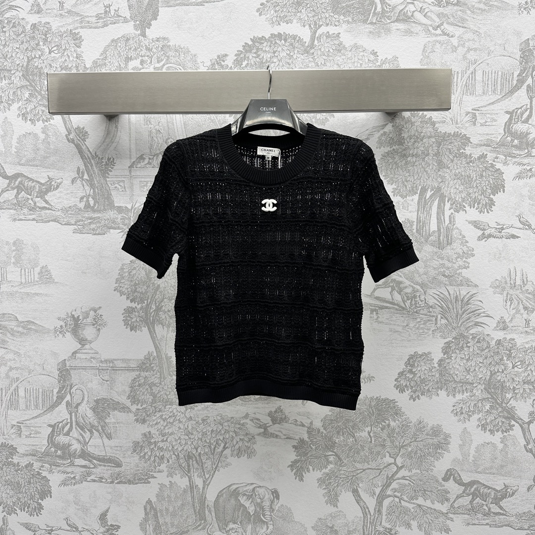 NO:696562,Chane* new products are on the shelves. Hollow short-sleeved knitted custom YB imported wool yarn material. Comfortable and high-elastic knitted. Hollow texture. Decorated with double C logo on the chest. Exquisite and elegant temperament. Development of surface accessories. Conventional round neck top tailoring. The upper body is lazy and slim. Versatile temperament. Can be worn alone or as an inner layer. High version 2 colors 36 38 40,,chanel,T-shirt,19860909Chane*新品上架镂空短袖针织定制YB进口羊毛纱线材质 舒适高弹针织 镂空肌理 胸前饰以双C小标点缀 精致优雅气质 面辅料开发 常规圆领上衣剪裁 上身慵懒显瘦 百搭气质 单穿内搭都  高版本2色36 38 40,,chanel,T-shirt,,Women's clothing