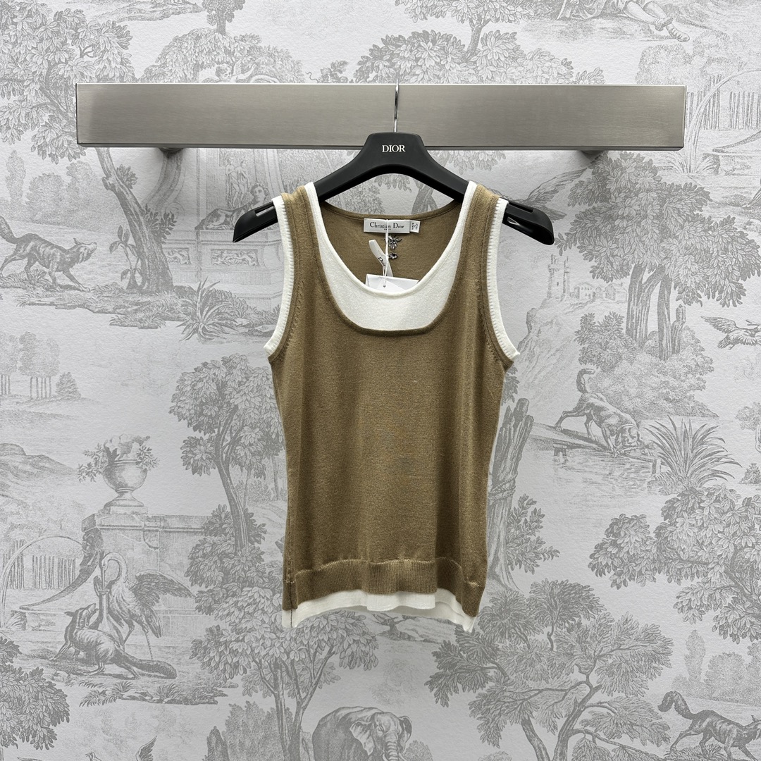 NO:696568,Dio* new arrival fake two-piece knitted vest made of pure wool imported from YB, made of pure wool. Large U-neck, slim and fashionable. Versatile classic high-end two-piece contrasting design. White hem binding to create a unique style. Embroidered CD bee embellishment on the back. Exquisite texture. Casual inner wear in early spring. Wear alone in summer with culottes. Age-reducing style. High version 2 colors, dior, skirts,19860909Dio*新品上架假两件针织背心定制YB进口纯羊毛材质 大U领显瘦时髦 百搭经典高级两件式撞色设计 白色下摆包边 打造独特风格 后背刺绣CD蜜蜂点缀 精致显质感 早春休闲内搭 夏天单穿搭配裤裙 减龄洋气  高版本2色,,dior,skirts,,Women's clothing