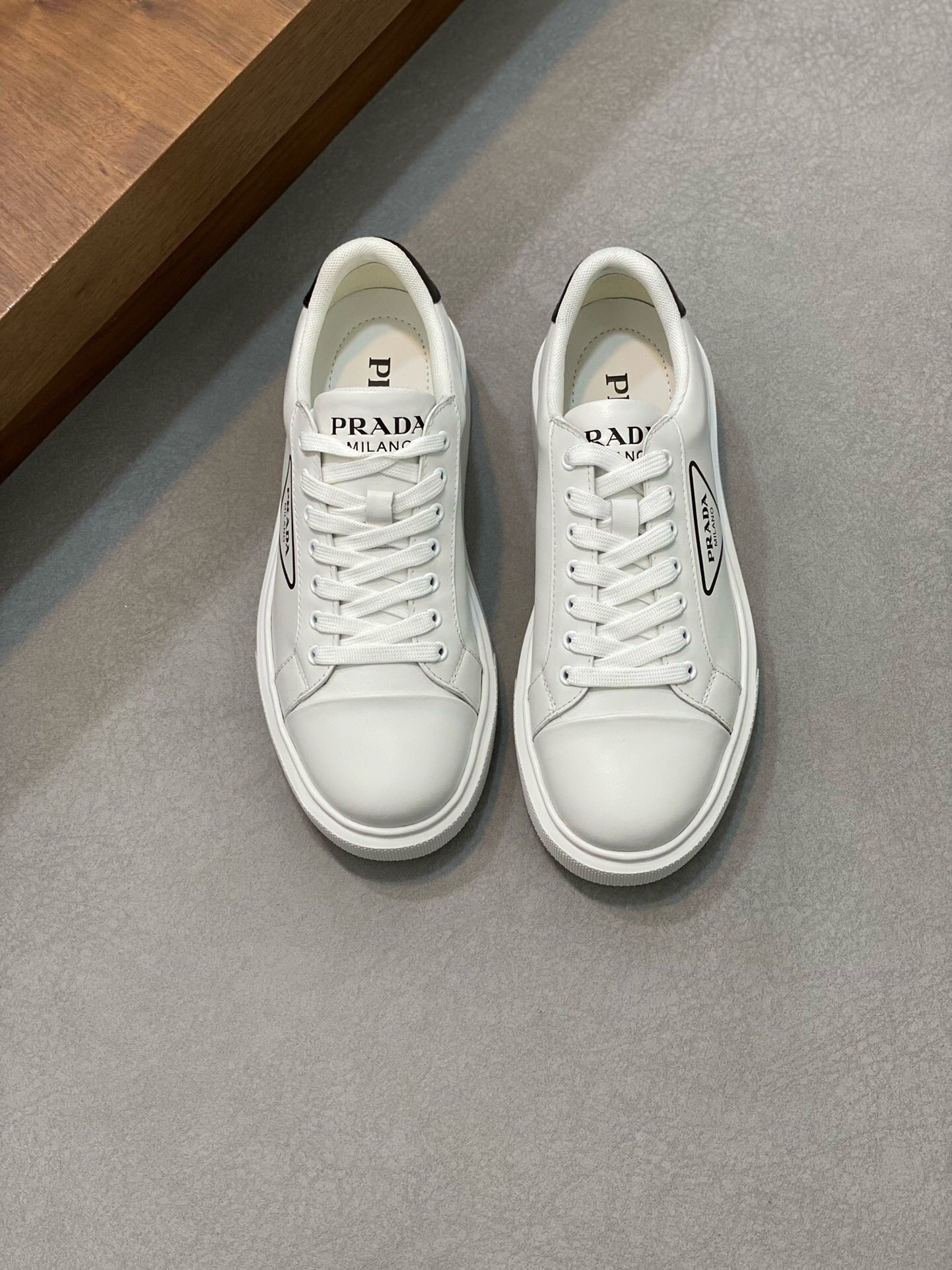 NO:217049,Brand P R A D A Color Original Color Pair Number 38-44 Customized 45 Price Material Prada New Product Original Single-Place Low-top Casual Sports Shoes!  The upper is made of original soft cowhide with Prada logo mesh lining. The original cowhide foot pad is super light and the sole is high quality worth owning. Prada, prada, sneakers, cowhide19860909品牌P R A D A 颜色原版配色 码数38-44定做45 价格 材质普拉达新品原单货低帮休闲运动鞋！鞋面采用原版柔软牛皮搭配普拉达标识网布内里 牛皮垫脚原版开模超轻大底、高品质值得拥有,普拉达,prada,sneakers,cowhide,Men's shoes