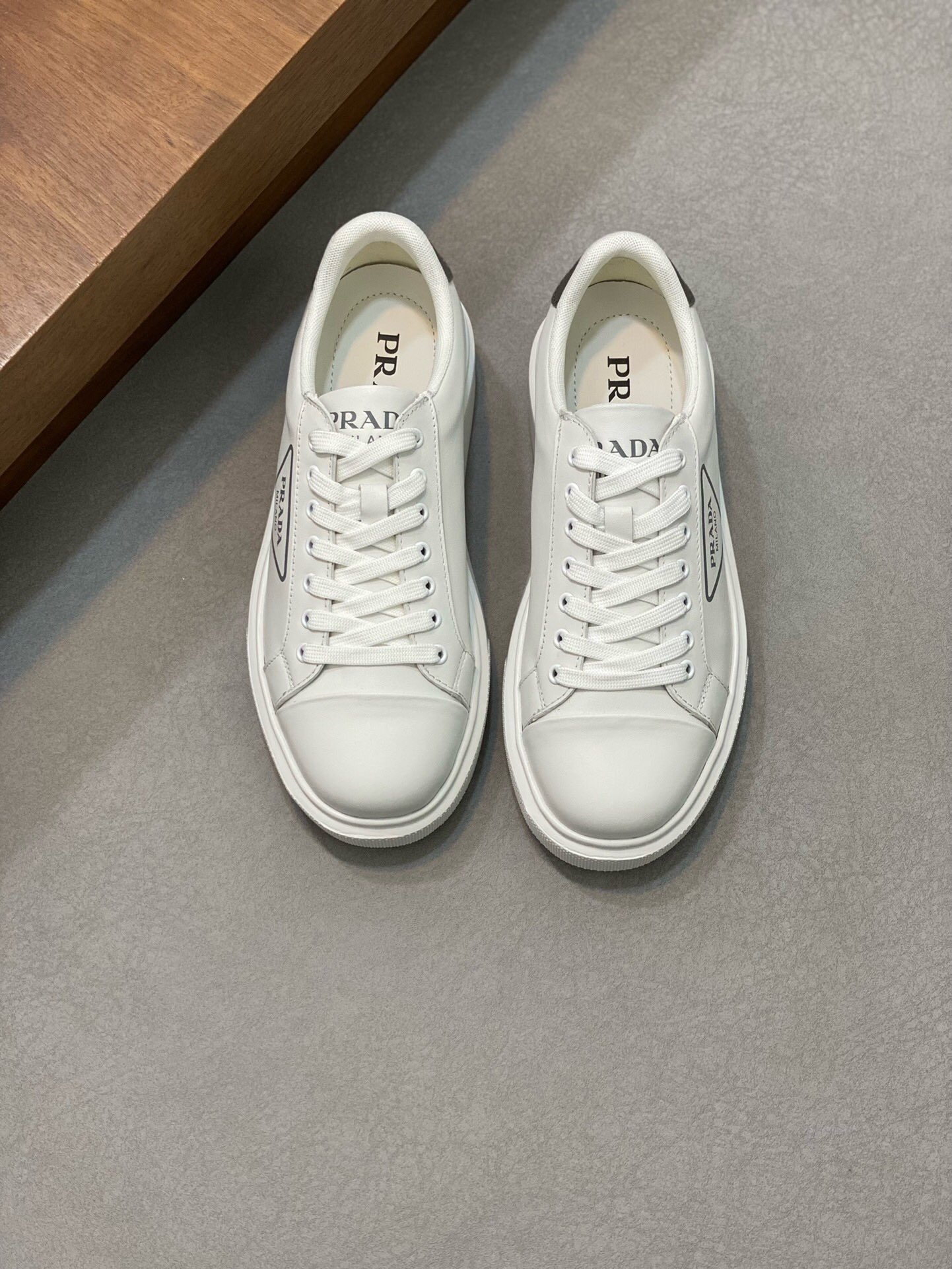 NO:218440,Brand P R A D A Color Original Color Pair Number 38-44 Customized 45 Price Material Prada New Product Original Single-Place Low-top Casual Sports Shoes!  The upper is made of original soft cowhide with Prada logo mesh lining. The original cowhide foot pad is super light and the sole is high quality worth owning. Prada, prada, sneakers, cowhide19860909品牌P R A D A 颜色原版配色 码数38-44定做45 价格 材质普拉达新品原单货低帮休闲运动鞋！鞋面采用原版柔软牛皮搭配普拉达标识网布内里 牛皮垫脚原版开模超轻大底、高品质值得拥有,普拉达,prada,sneakers,cowhide,Men's shoes