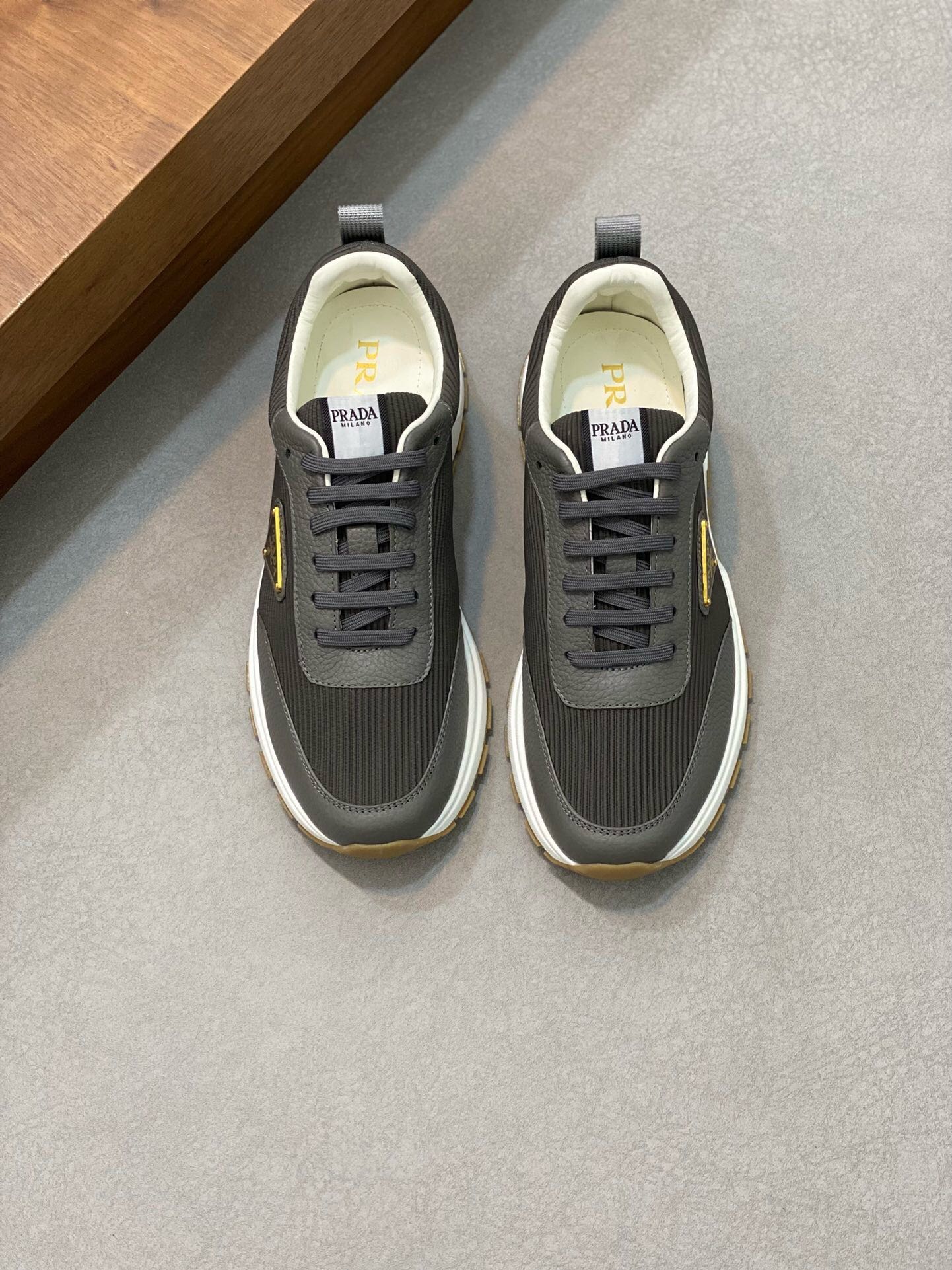 NO:218822,Brand P R A D A Color Original Color Pair Number 39-44 Customized 38.45 Price Material Prada New Product Original Single-Custom Low-top Casual Sports Shoes!  The upper is made of original soft cowhide with Prada logo cowhide inner lining. The original molded outsole of cowhide is made of high quality, worth owning. Prada, prada, sneakers, cowhide19860909品牌P R A D A 颜色原版配色 码数39-44定做38.45 价格 材质普拉达新品原单货低帮休闲运动鞋！鞋面采用原版柔软牛皮搭配普拉达标识牛皮内里 牛皮垫脚原版开模大底、高品质值得拥有,普拉达,prada,sneakers,cowhide,Men's shoes