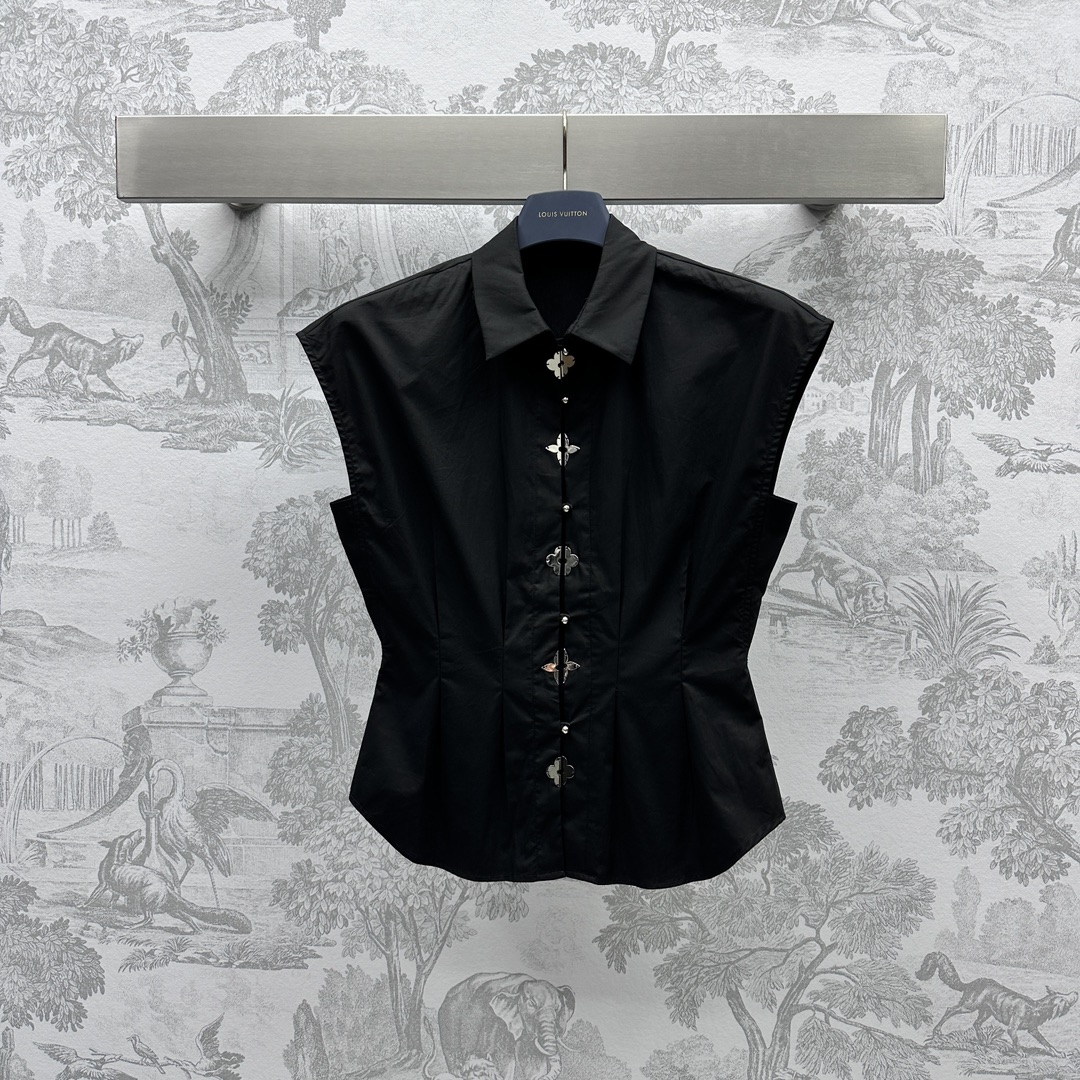 NO:696554,Louis Vuitto* new product launched Coin Slim Sleeveless Shirt Customized YB imported cotton material Stiff and stylish Not easy to wrinkle The front placket is decorated with brand metal coins The buckle can be adjusted to echo The design is full of sense Make the garment more unique and fashionable Surface accessories development Sleeveless waist lapel shirt tailoring The upper body is slim and elegant High version 2 colors, loro piana, shirts,19860909Louis Vuitto*新品上架钱币修身无袖衬衣定制YB进口全棉材质 挺括有型 不易起皱 前襟沿用品牌金属钱币装饰 盘扣调节呼应 设计感十足 让成衣更为独特时髦 面辅料开发 无袖收腰翻领衬衫剪裁 上身显瘦气质  高版本2色,,loro piana,shirts,,Women's clothing