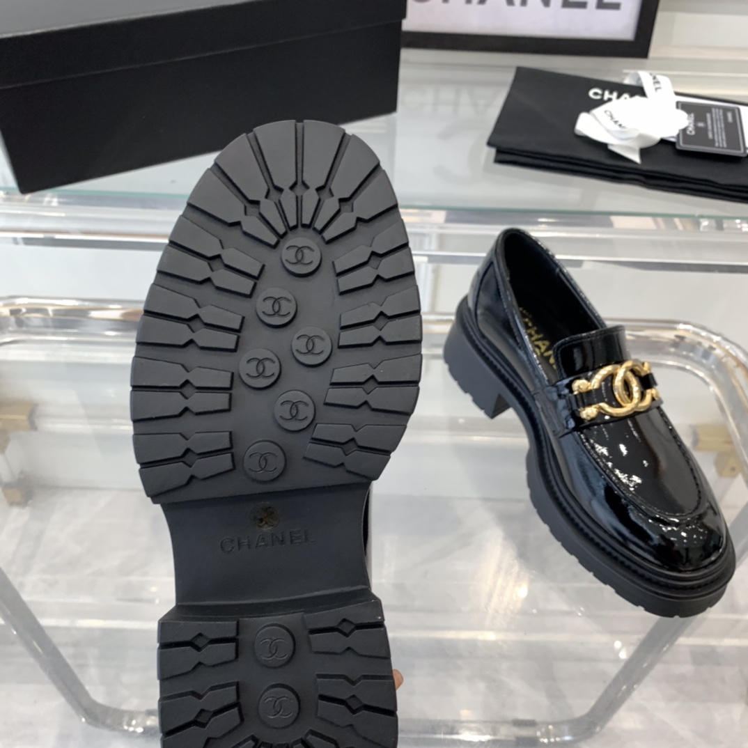 Chanel Chanel新款厚底半拖鞋 延续学士风风格