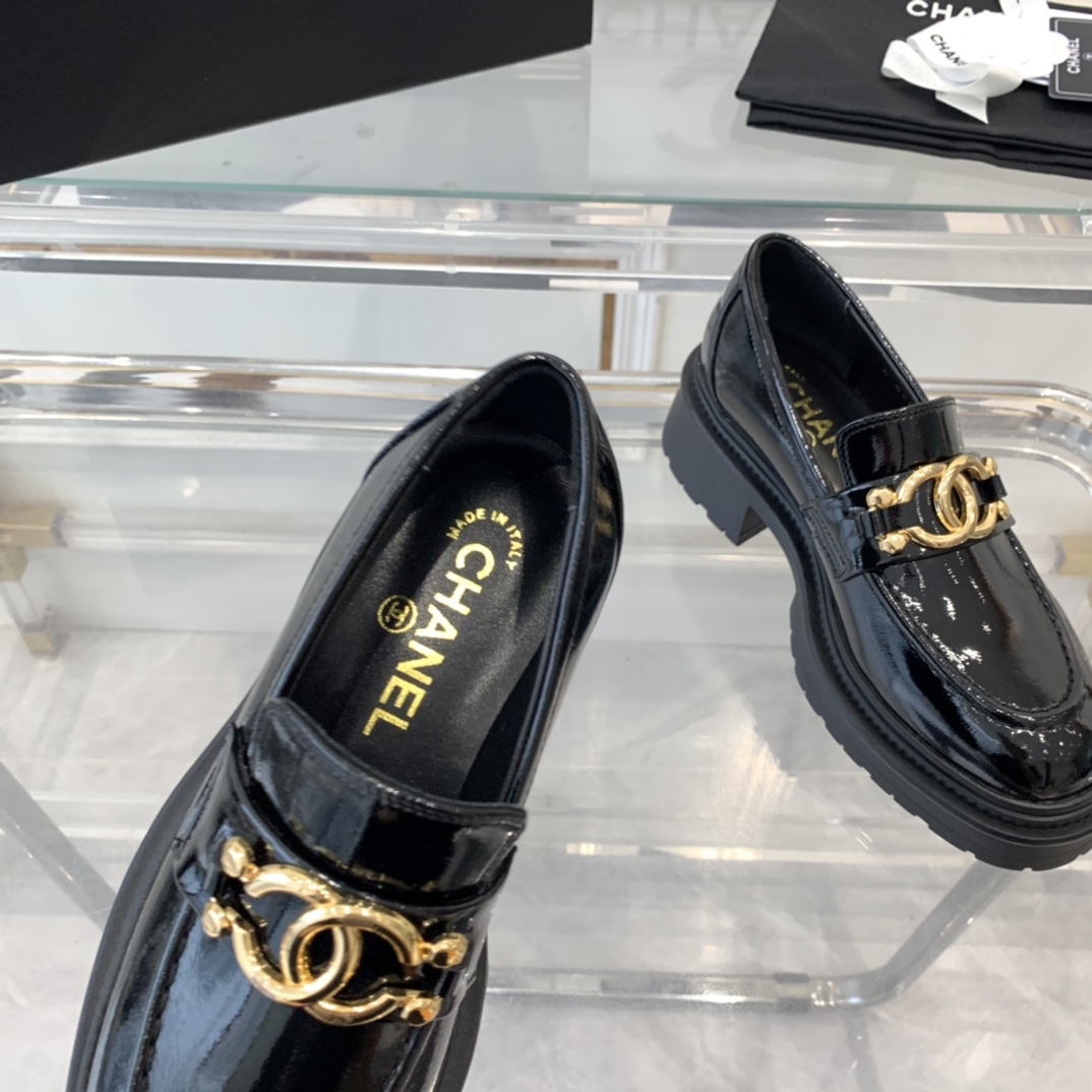 Chanel Chanel新款厚底半拖鞋 延续学士风风格