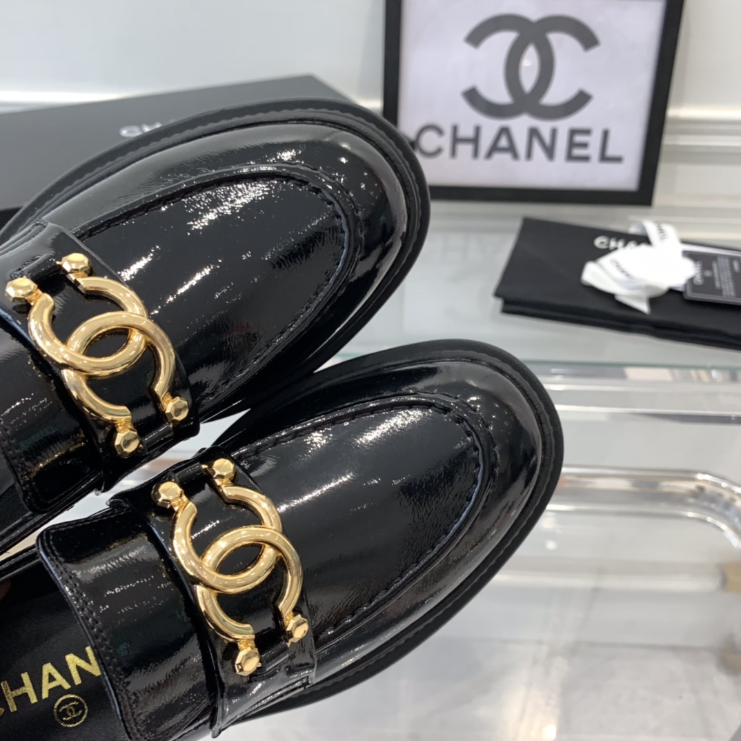 Chanel Chanel新款厚底半拖鞋 延续学士风风格