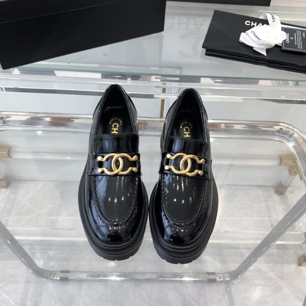 Chanel Chanel新款厚底半拖鞋 延续学士风风格