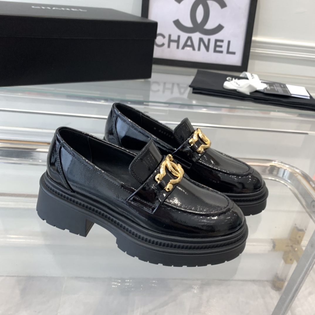 Chanel Chanel新款厚底半拖鞋 延续学士风风格
