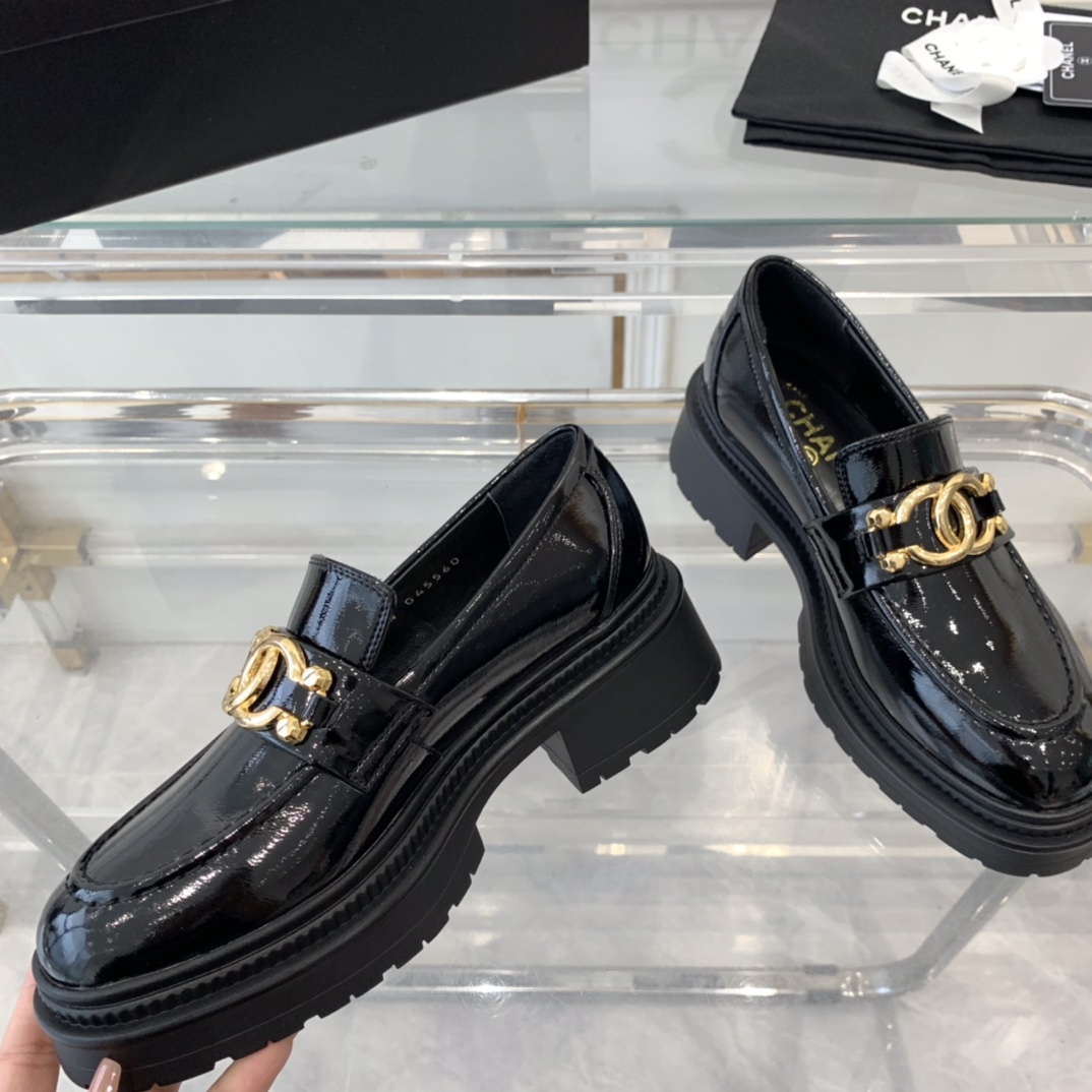 Chanel Chanel新款厚底半拖鞋 延续学士风风格